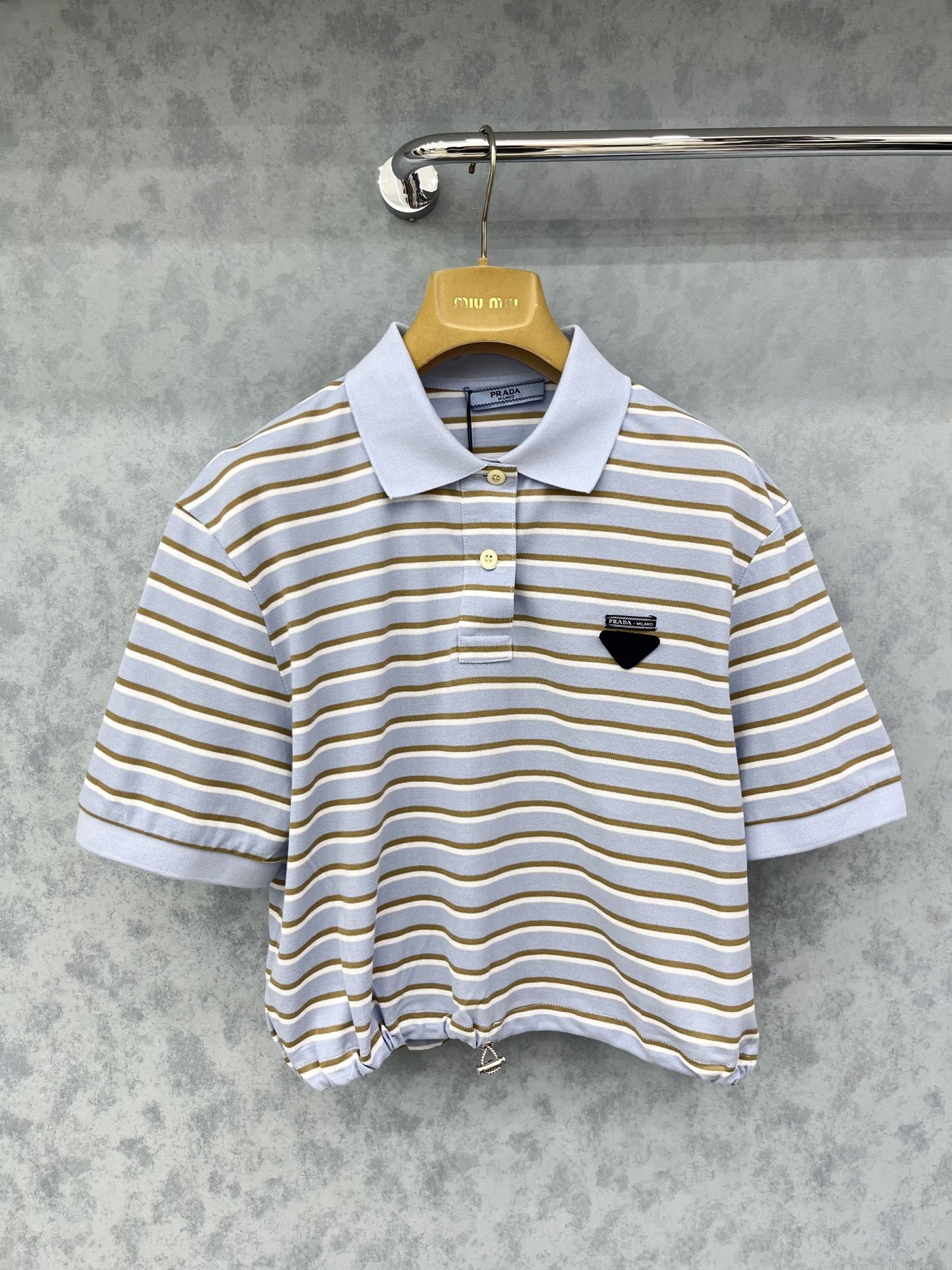 🛒𝐍𝐄𝐖 · 𝟐𝟎𝟐5/爆款现货

【原版定制】Prad*｜25专柜Polo条纹衫
撞色翻领，条纹设计高