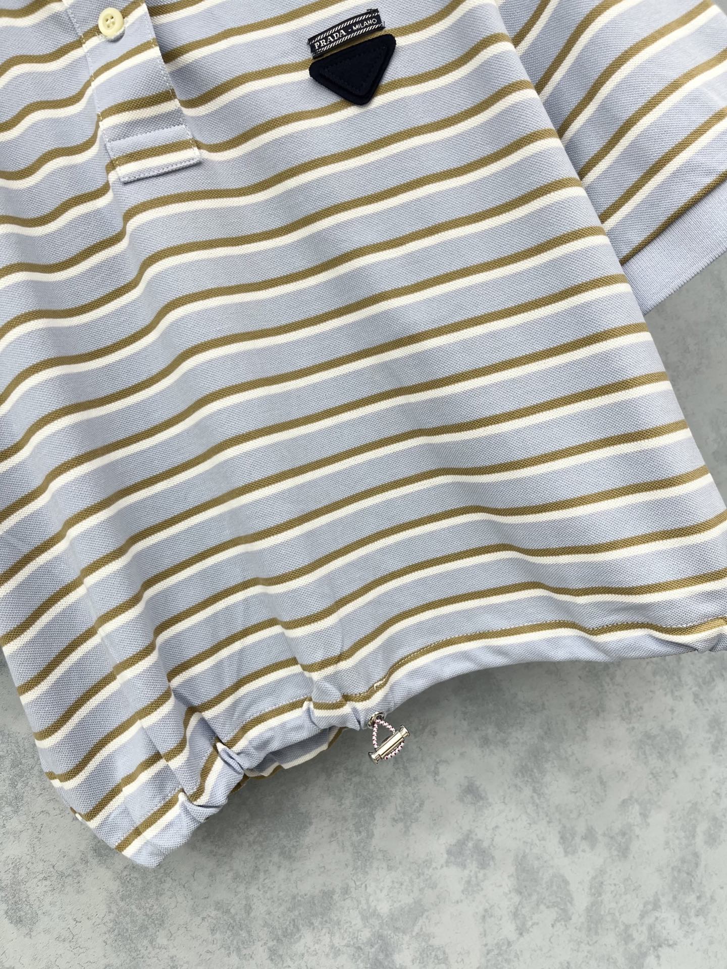 🛒𝐍𝐄𝐖 · 𝟐𝟎𝟐5/爆款现货

【原版定制】Prad*｜25专柜Polo条纹衫
撞色翻领，条纹设计高