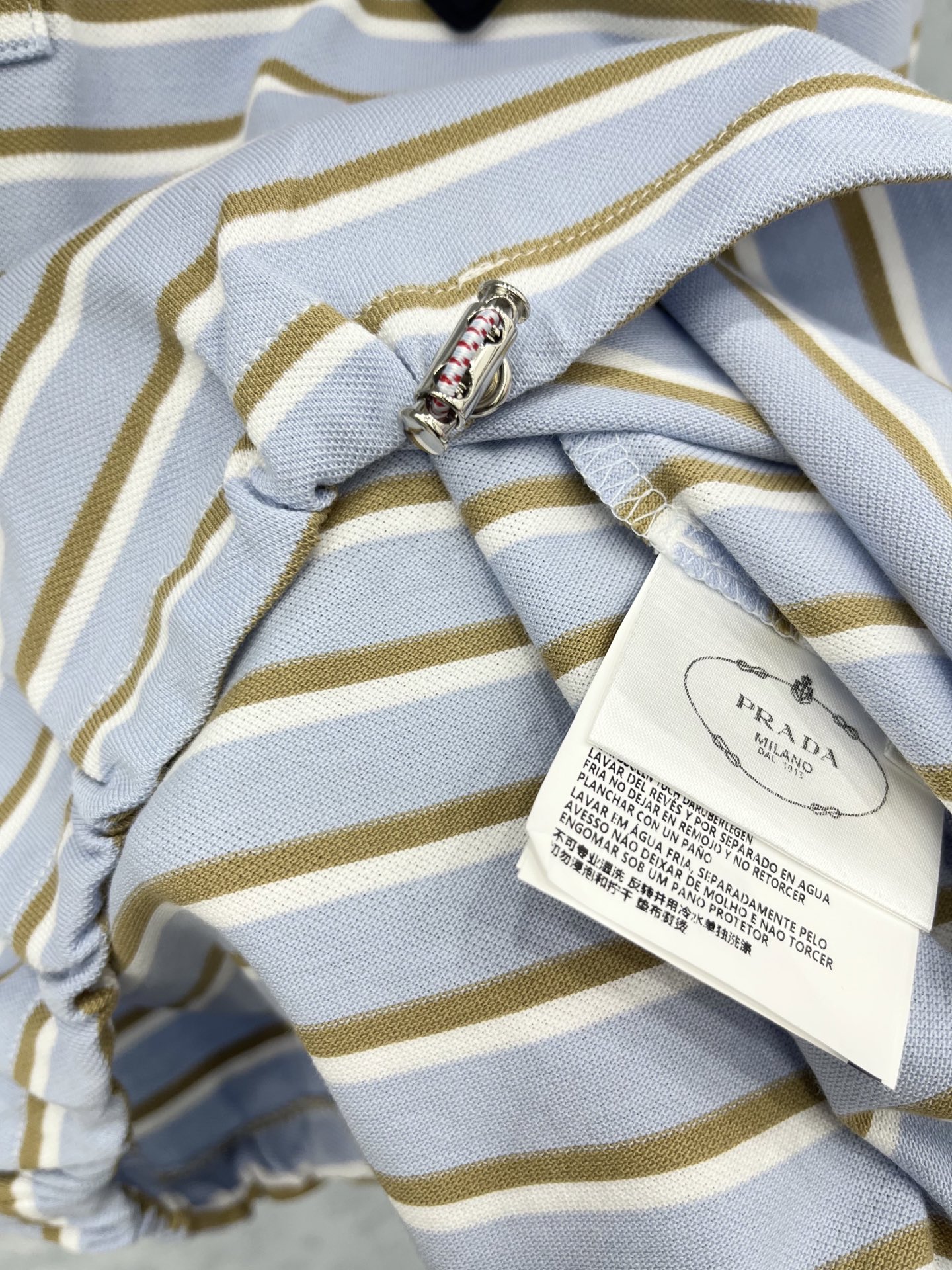 🛒𝐍𝐄𝐖 · 𝟐𝟎𝟐5/爆款现货

【原版定制】Prad*｜25专柜Polo条纹衫
撞色翻领，条纹设计高