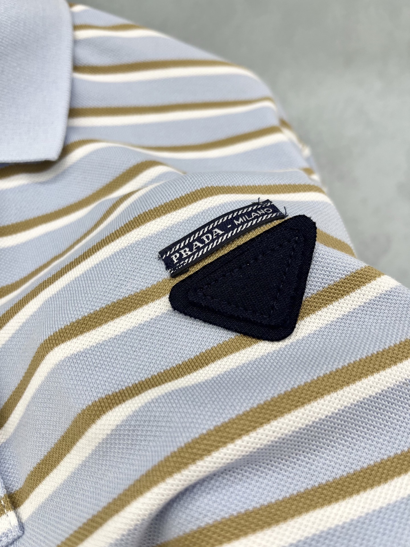 🛒𝐍𝐄𝐖 · 𝟐𝟎𝟐5/爆款现货

【原版定制】Prad*｜25专柜Polo条纹衫
撞色翻领，条纹设计高