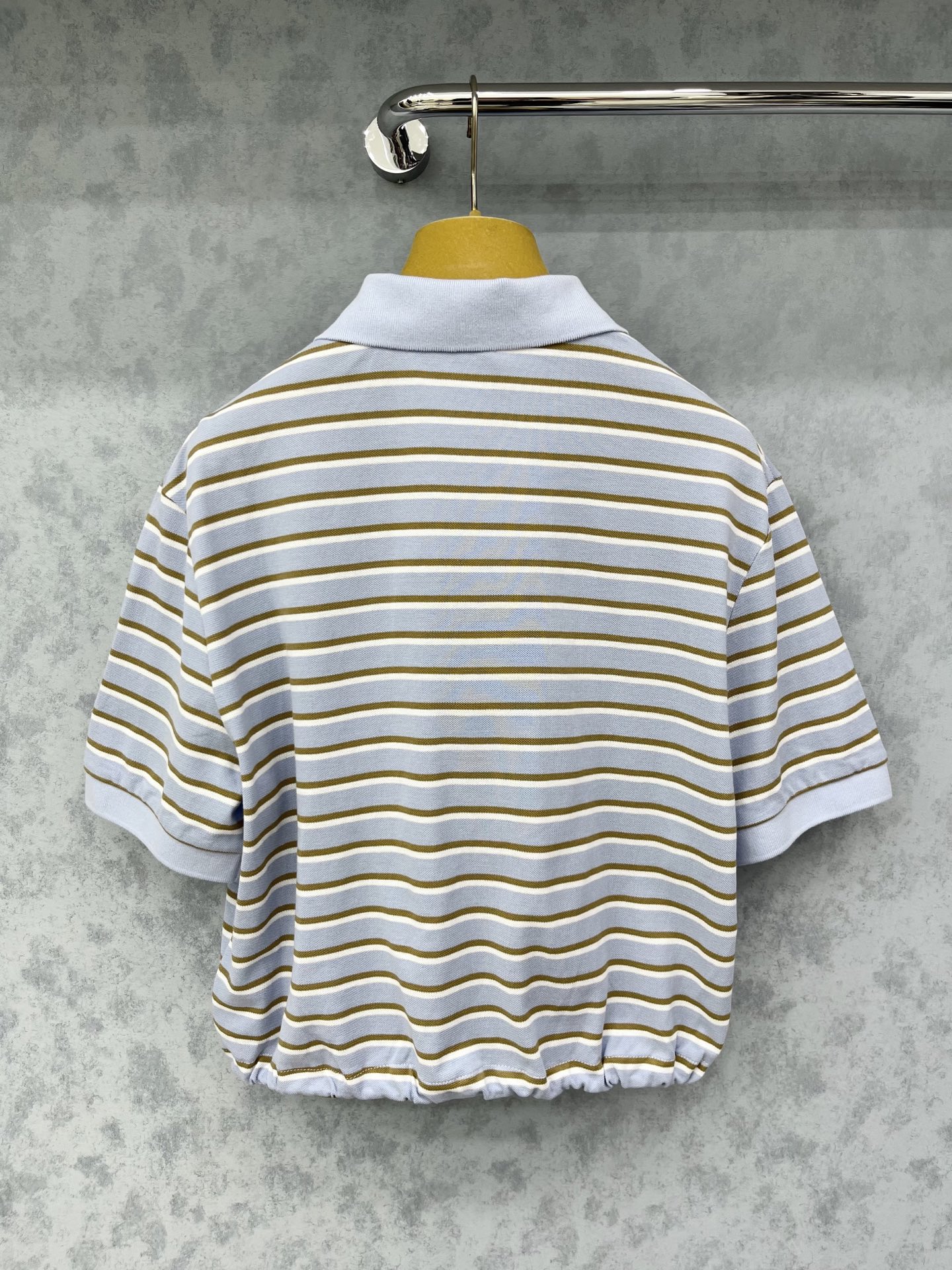 🛒𝐍𝐄𝐖 · 𝟐𝟎𝟐5/爆款现货

【原版定制】Prad*｜25专柜Polo条纹衫
撞色翻领，条纹设计高