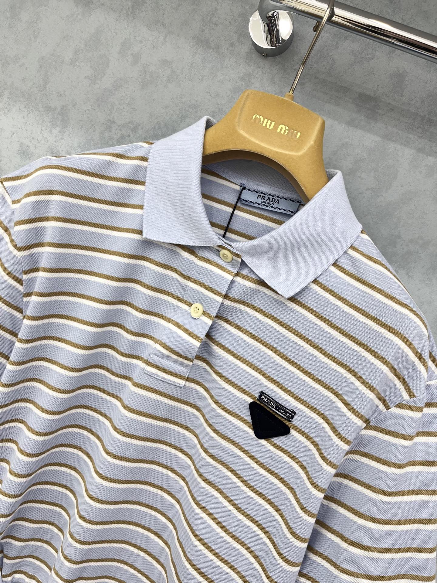 🛒𝐍𝐄𝐖 · 𝟐𝟎𝟐5/爆款现货

【原版定制】Prad*｜25专柜Polo条纹衫
撞色翻领，条纹设计高