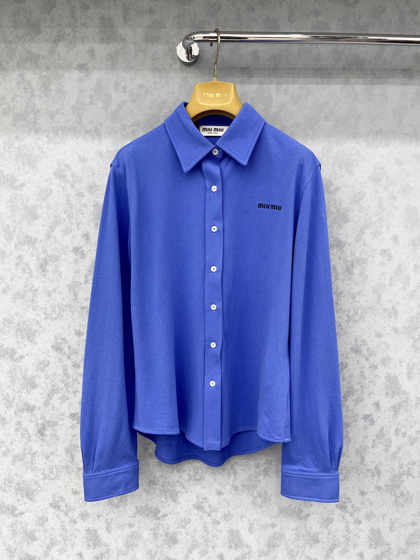 🛒𝐍𝐄𝐖 · 𝟐𝟎𝟐5/爆款现货

原单品质 Miu Mi *｜2025翻领刺绣长袖衬衫
定制YB原生朱