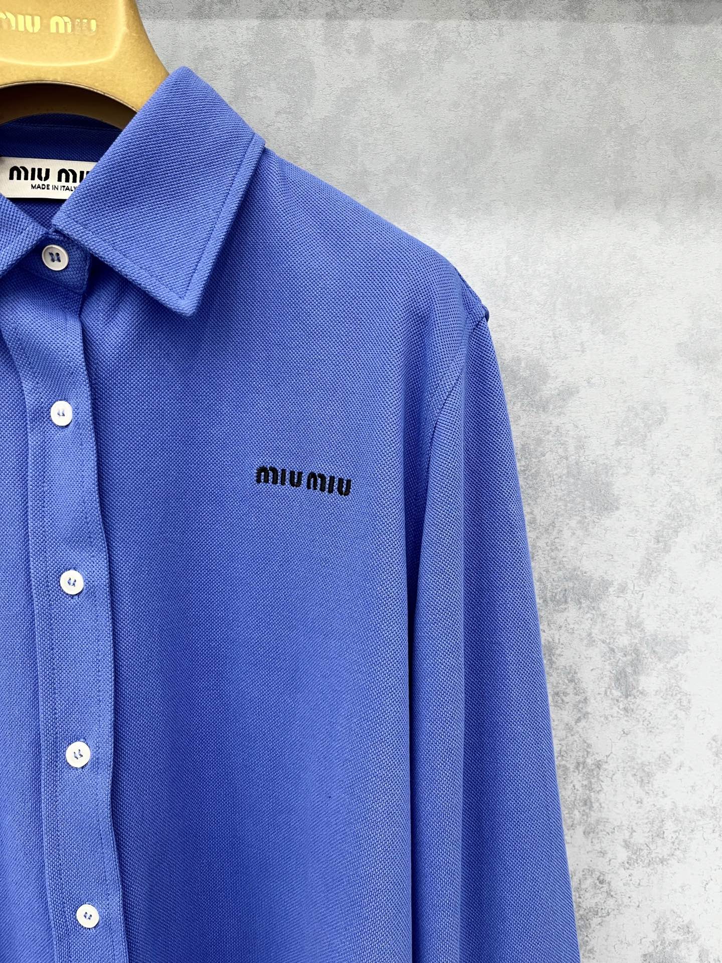 🛒𝐍𝐄𝐖 · 𝟐𝟎𝟐5/爆款现货

原单品质 Miu Mi *｜2025翻领刺绣长袖衬衫
定制YB原生朱