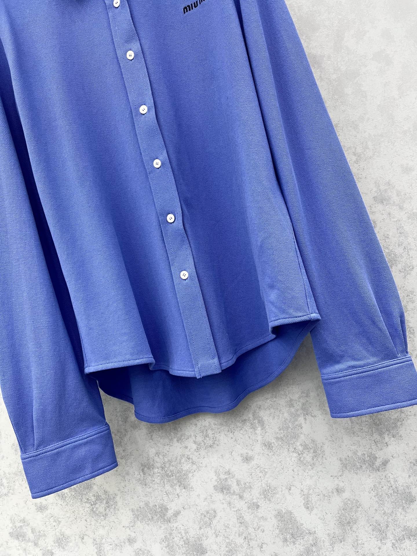 🛒𝐍𝐄𝐖 · 𝟐𝟎𝟐5/爆款现货

原单品质 Miu Mi *｜2025翻领刺绣长袖衬衫
定制YB原生朱