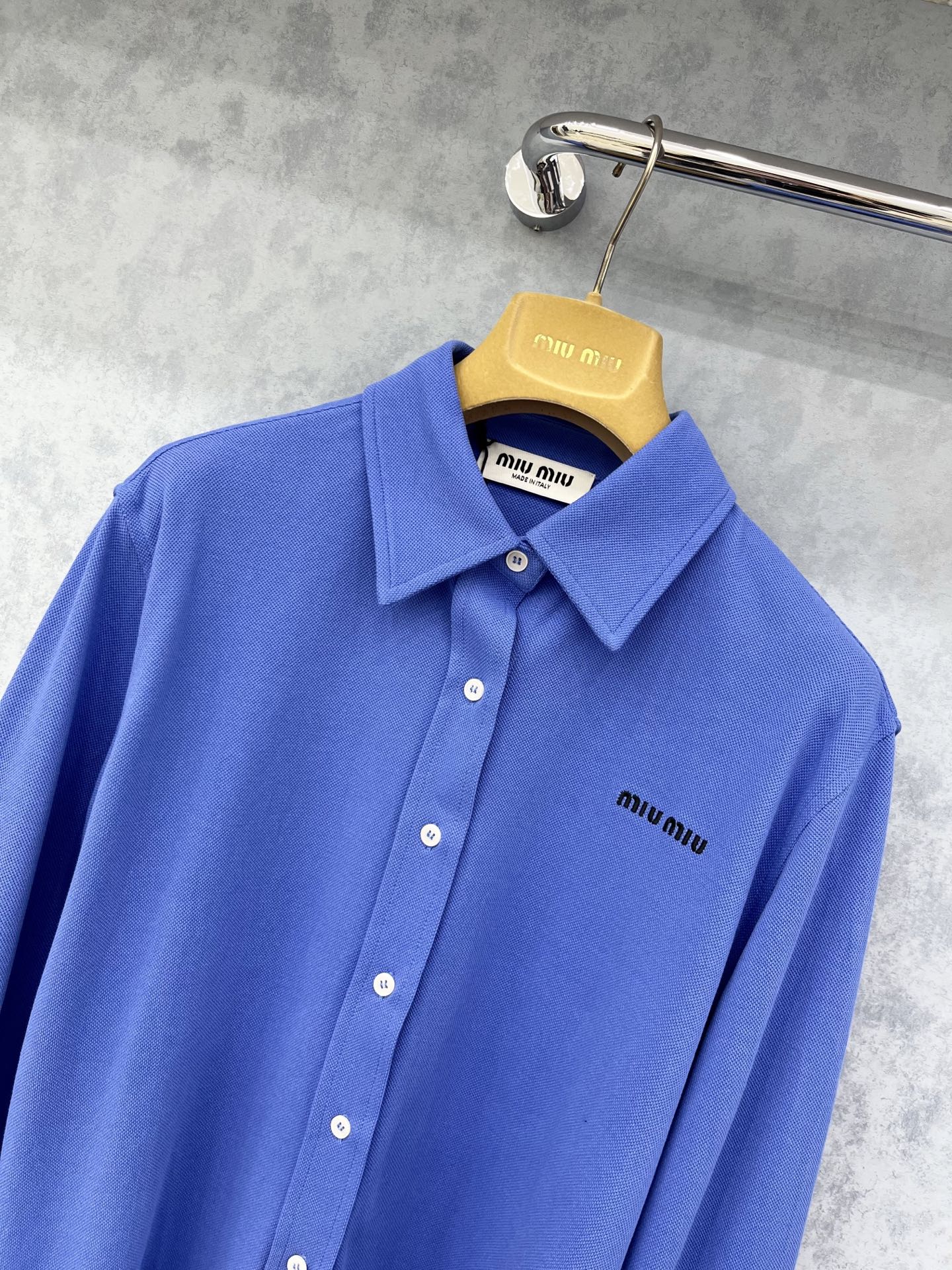 🛒𝐍𝐄𝐖 · 𝟐𝟎𝟐5/爆款现货

原单品质 Miu Mi *｜2025翻领刺绣长袖衬衫
定制YB原生朱