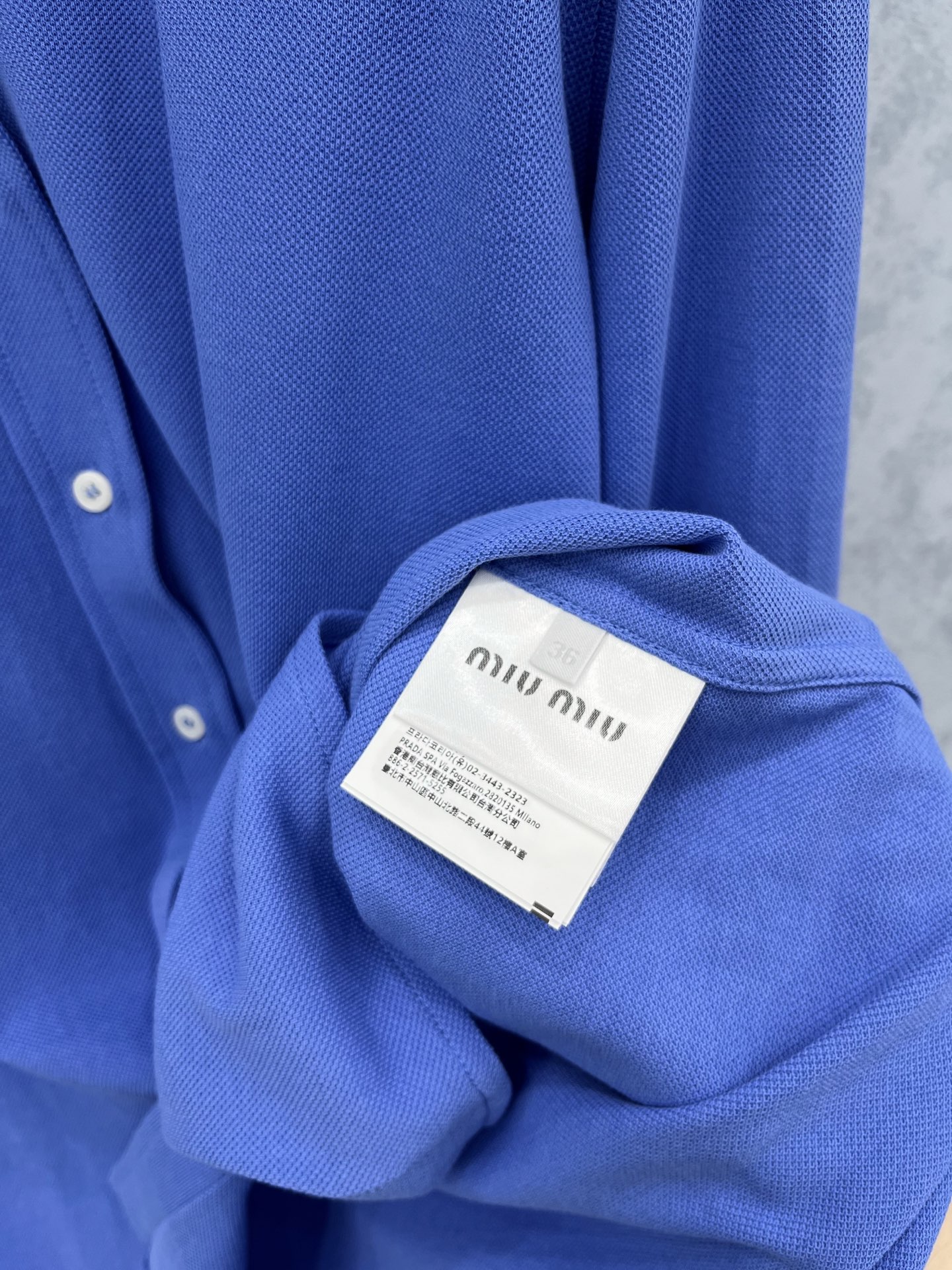 🛒𝐍𝐄𝐖 · 𝟐𝟎𝟐5/爆款现货

原单品质 Miu Mi *｜2025翻领刺绣长袖衬衫
定制YB原生朱