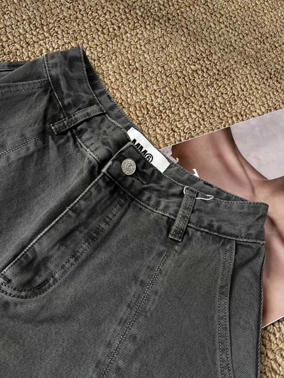 2025 Fashion Trend: Single-Handed Female Suit and Classic Gray-Legged Jeans - 图片 3