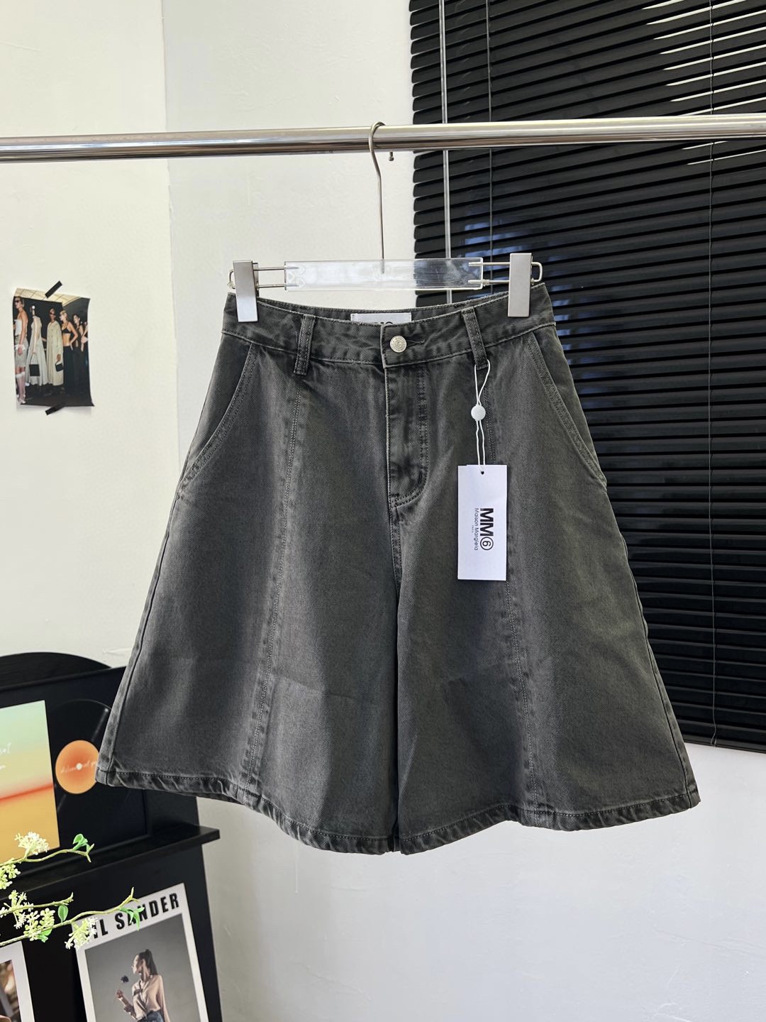 2025 Fashion Trend: Single-Handed Female Suit and Classic Gray-Legged Jeans