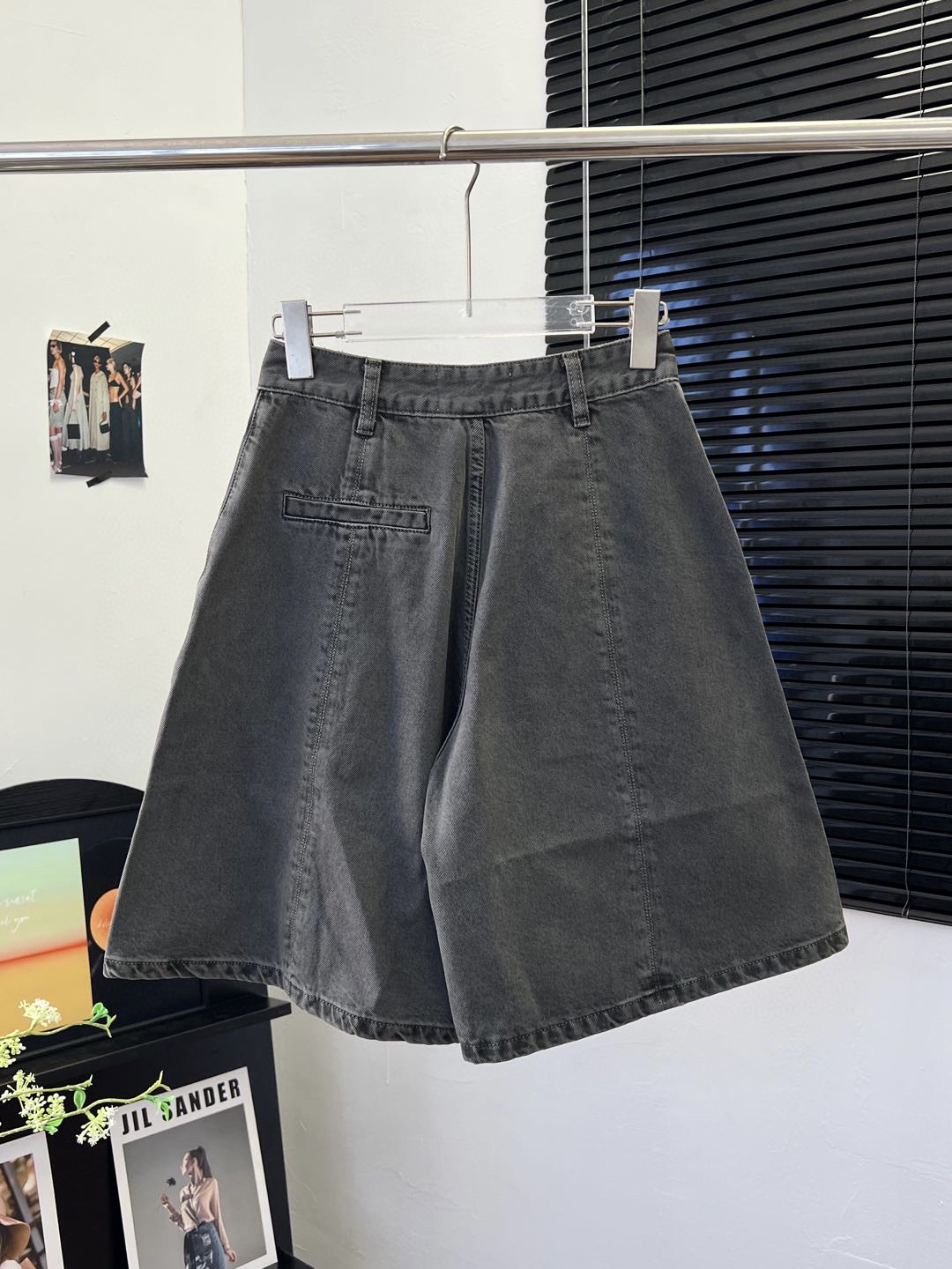 2025 Fashion Trend: Single-Handed Female Suit and Classic Gray-Legged Jeans - 图片 2