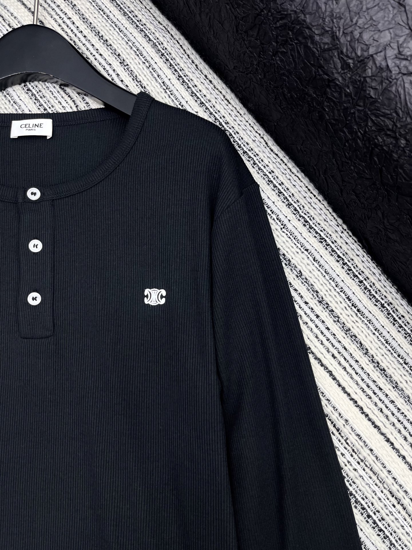2025 Celin’s Single-Rate Female Suit: Long Sleeve Round Neck for Daily & Leisure Wear in Black & White - 图片 3