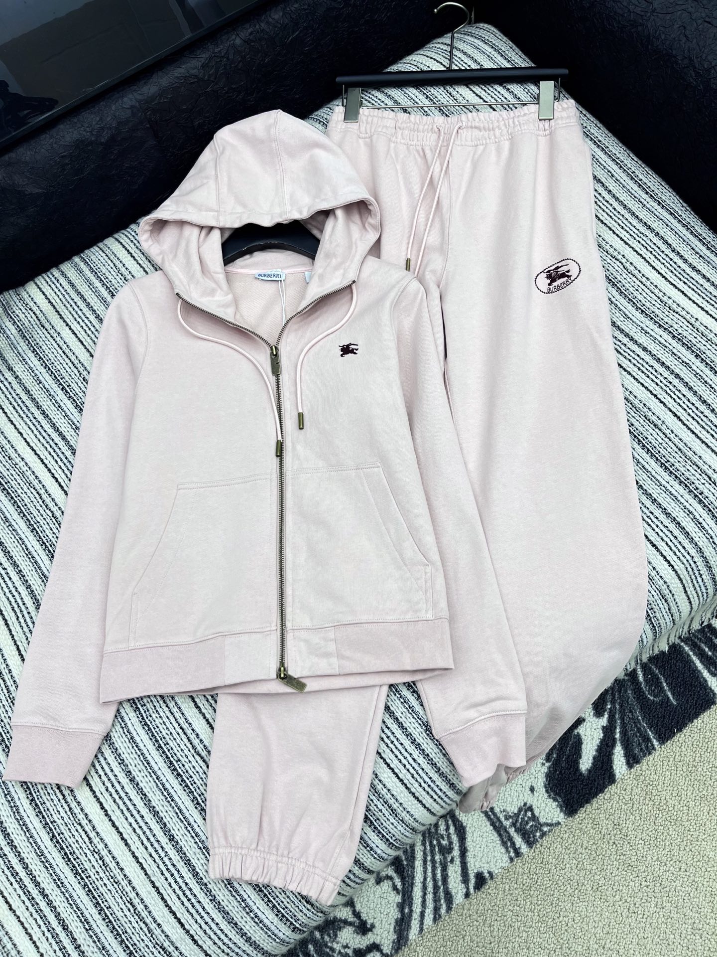 2025 New Winter Suit: High-End Tailoring, Heavy Embroidery, Elegant Design - 图片 1