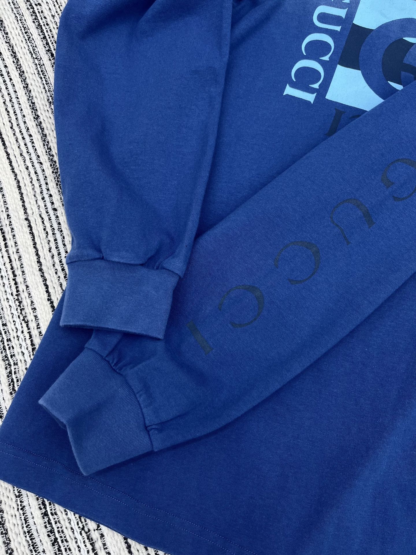 “2025 Cashmere Gucci Suit: Comfortable, Stylish, and Versatile in Blue” - 图片 4