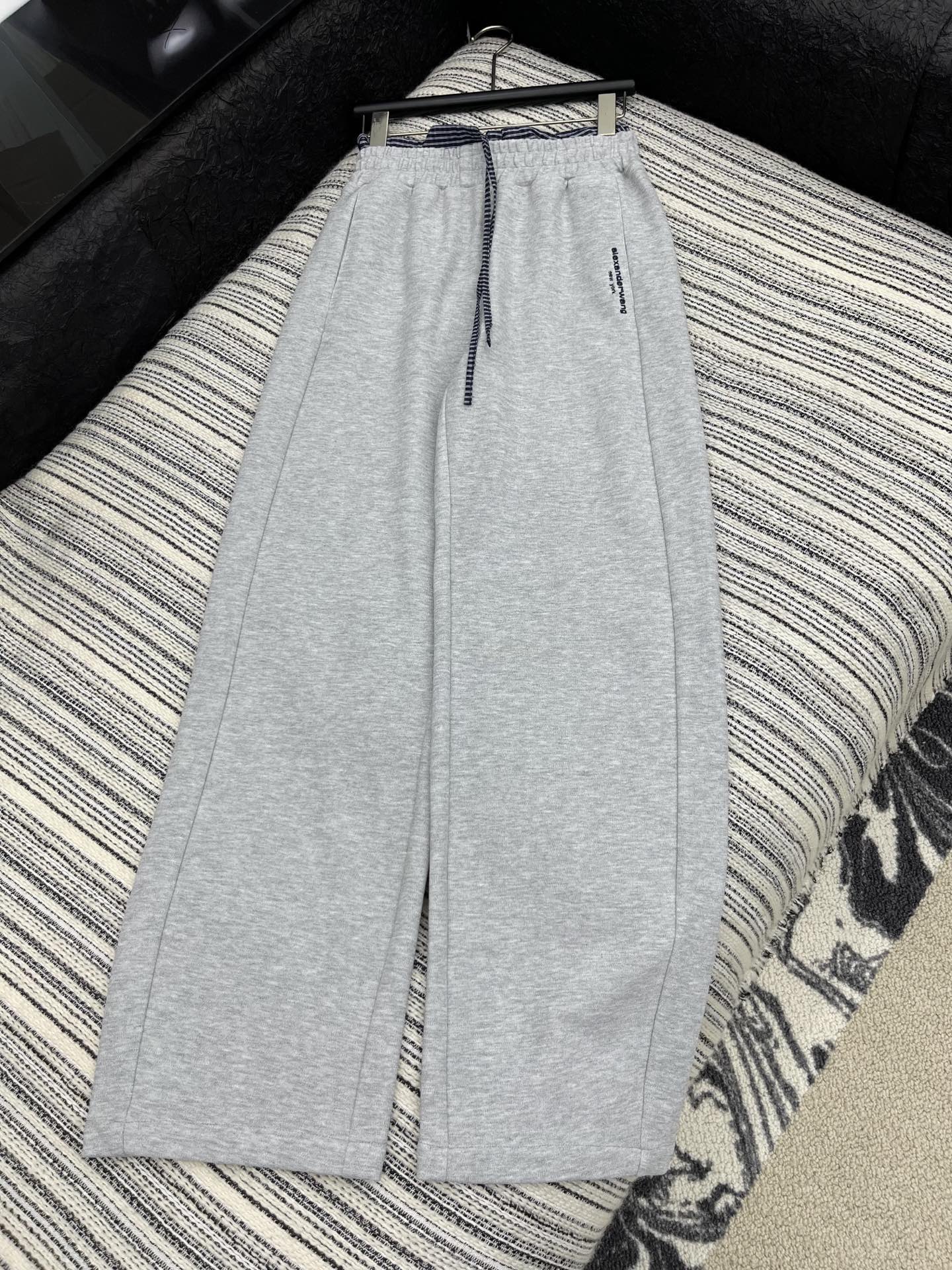 “2025 High-Quality Single-Rate Female Suit in Blue Gray – Sensory Leisure Goddesses” - 图片 1