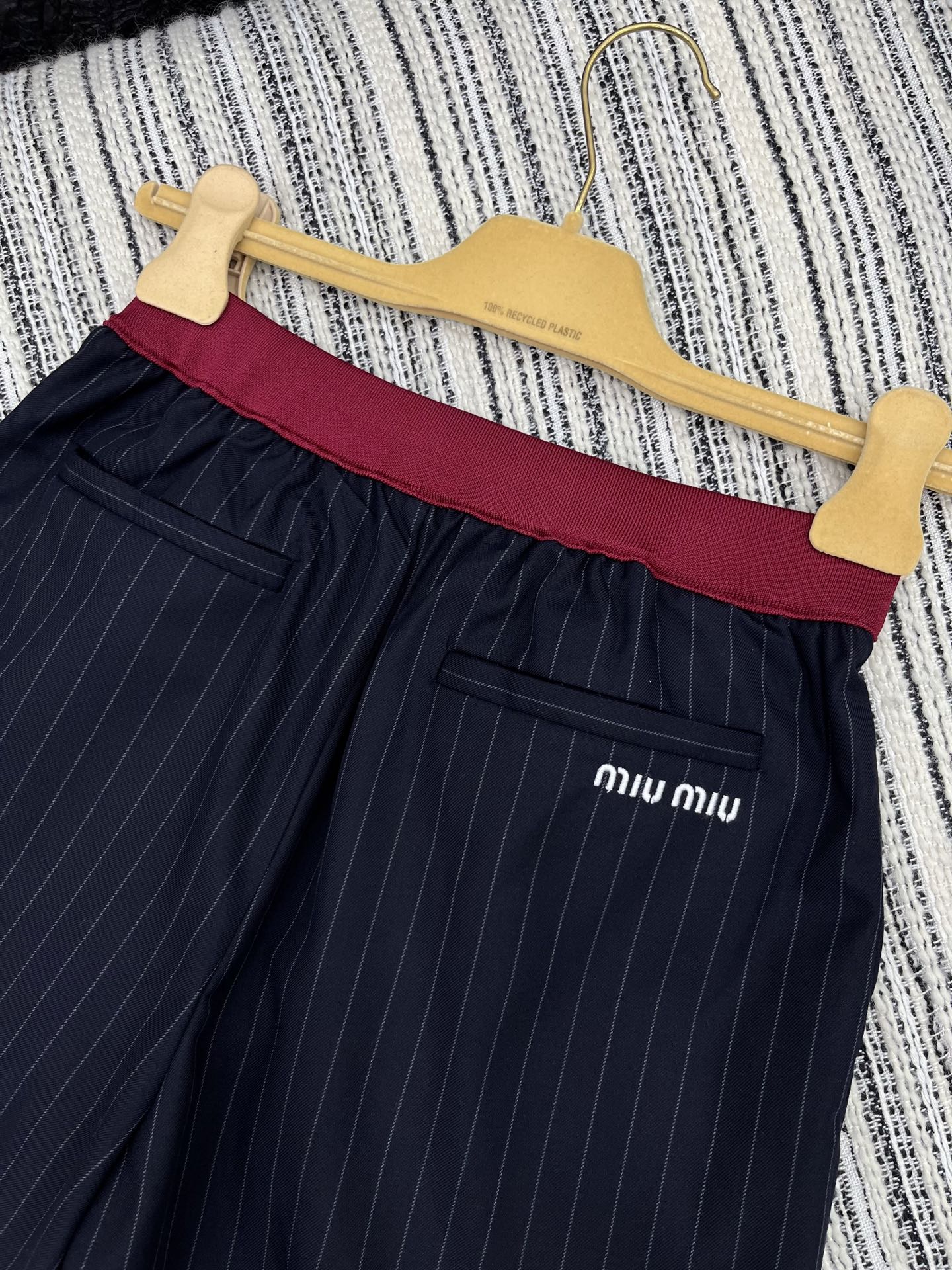 2025 New MIU MI* Female Suit with Striped Shorts: Comfortable and Stylish. - 图片 6