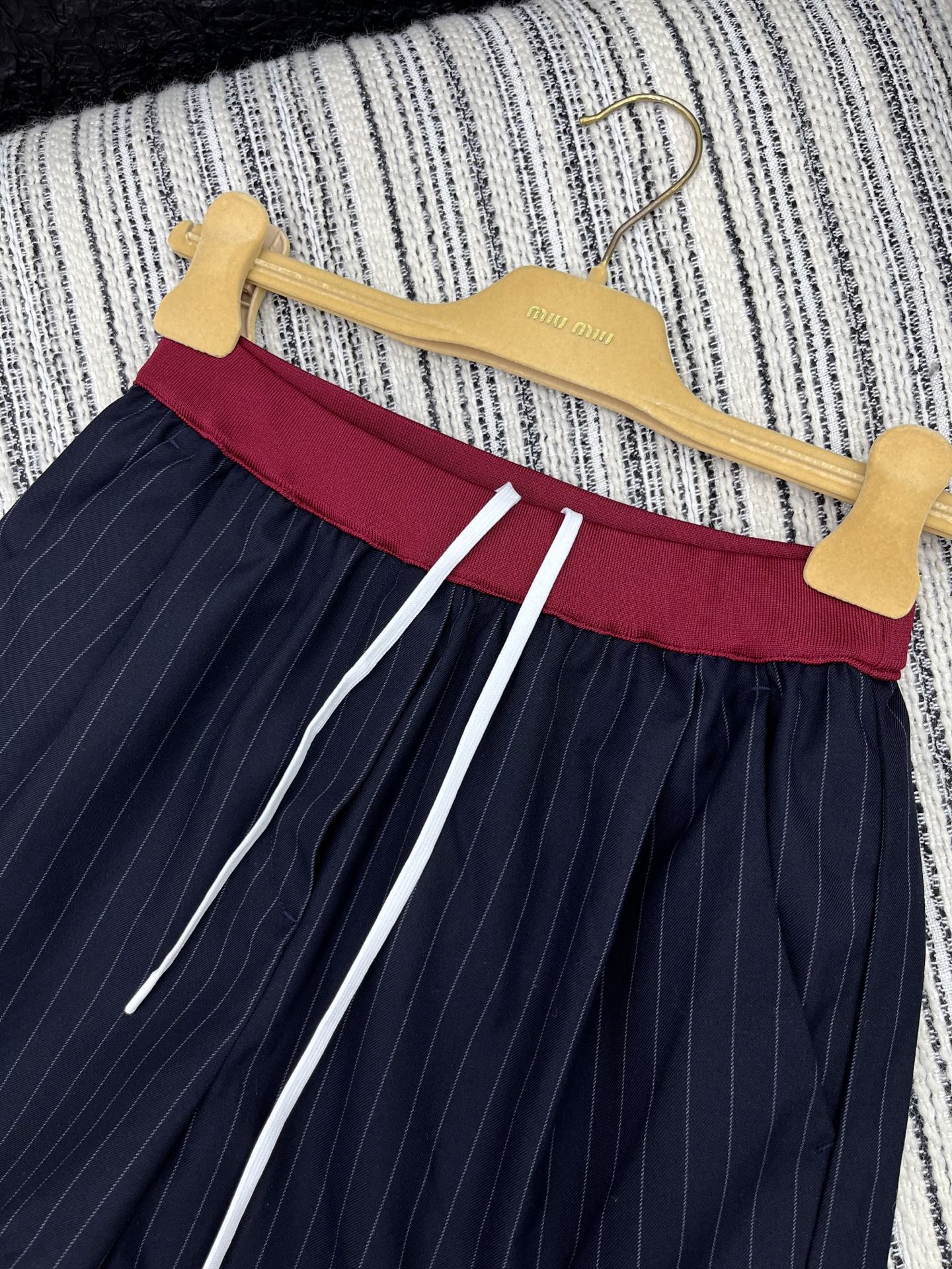 2025 New MIU MI* Female Suit with Striped Shorts: Comfortable and Stylish. - 图片 2