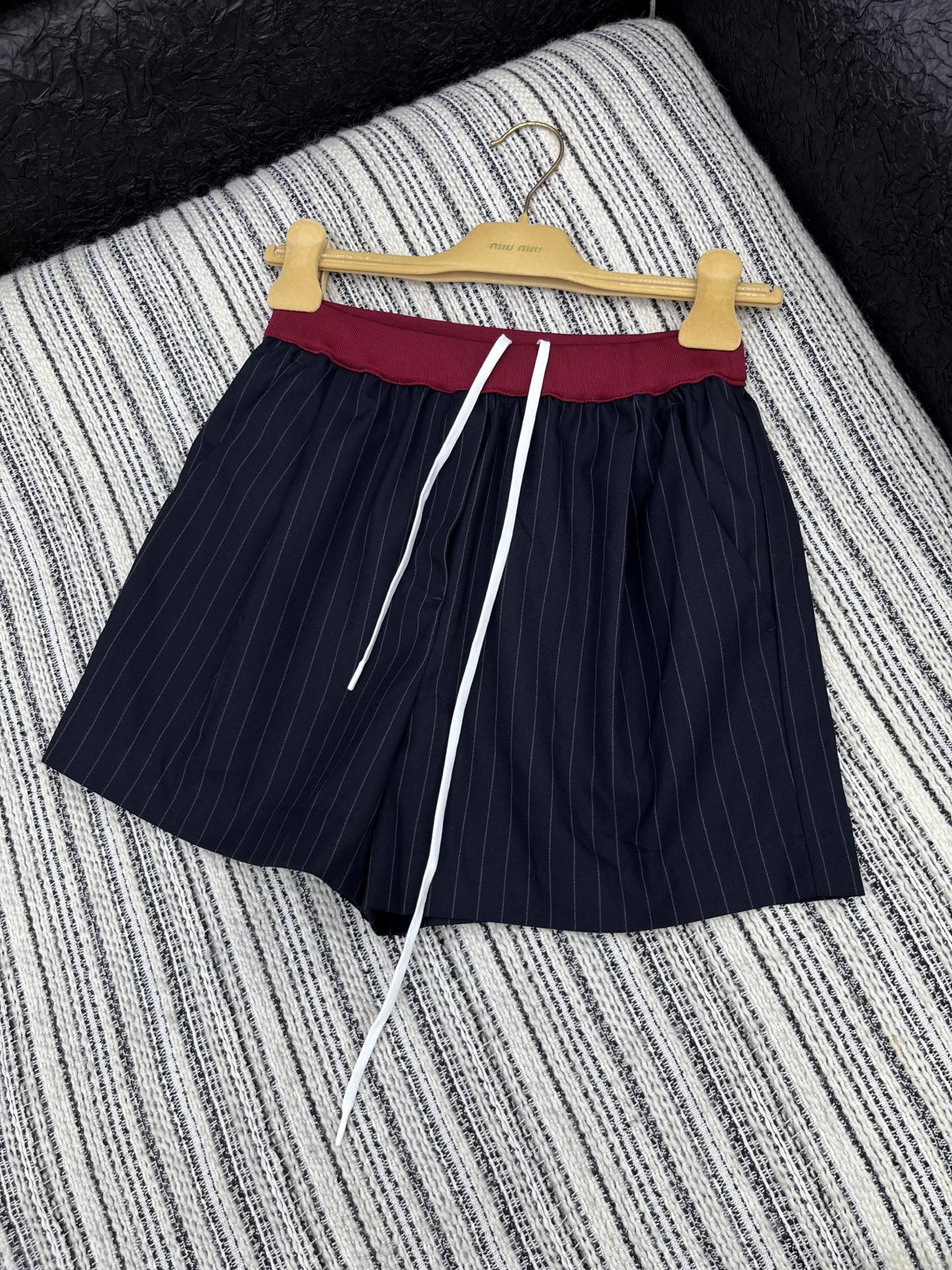 2025 New MIU MI* Female Suit with Striped Shorts: Comfortable and Stylish. - 图片 1