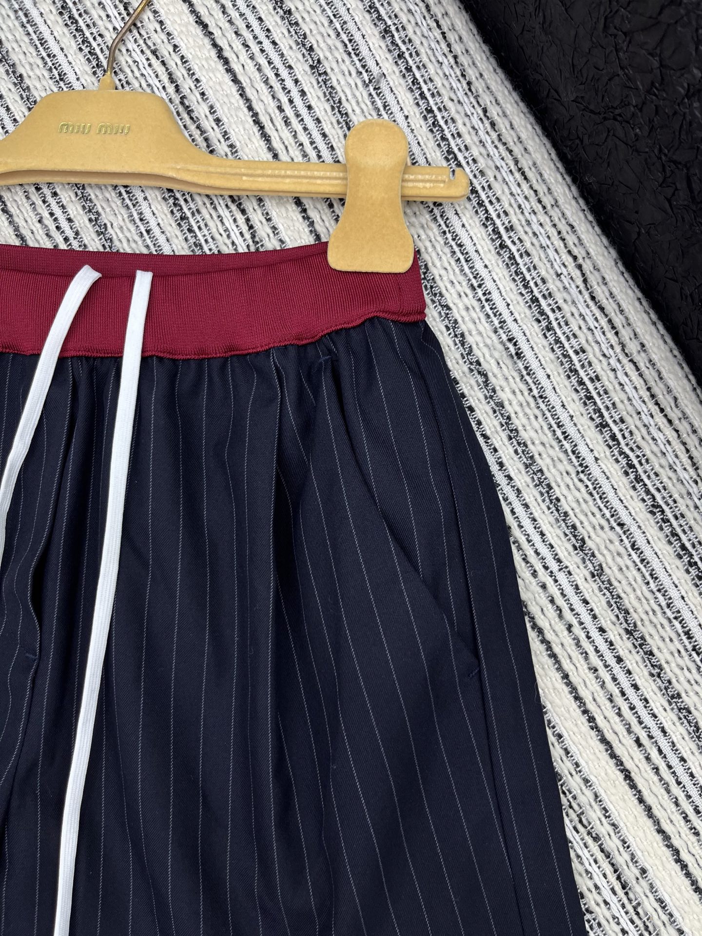 2025 New MIU MI* Female Suit with Striped Shorts: Comfortable and Stylish. - 图片 3