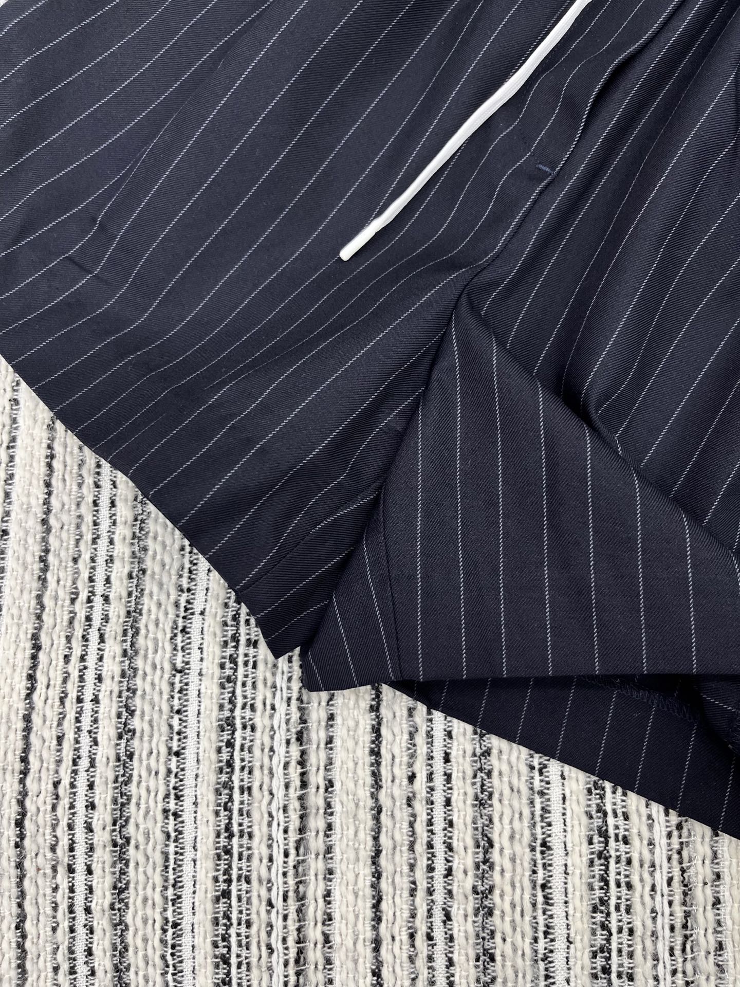 2025 New MIU MI* Female Suit with Striped Shorts: Comfortable and Stylish. - 图片 4