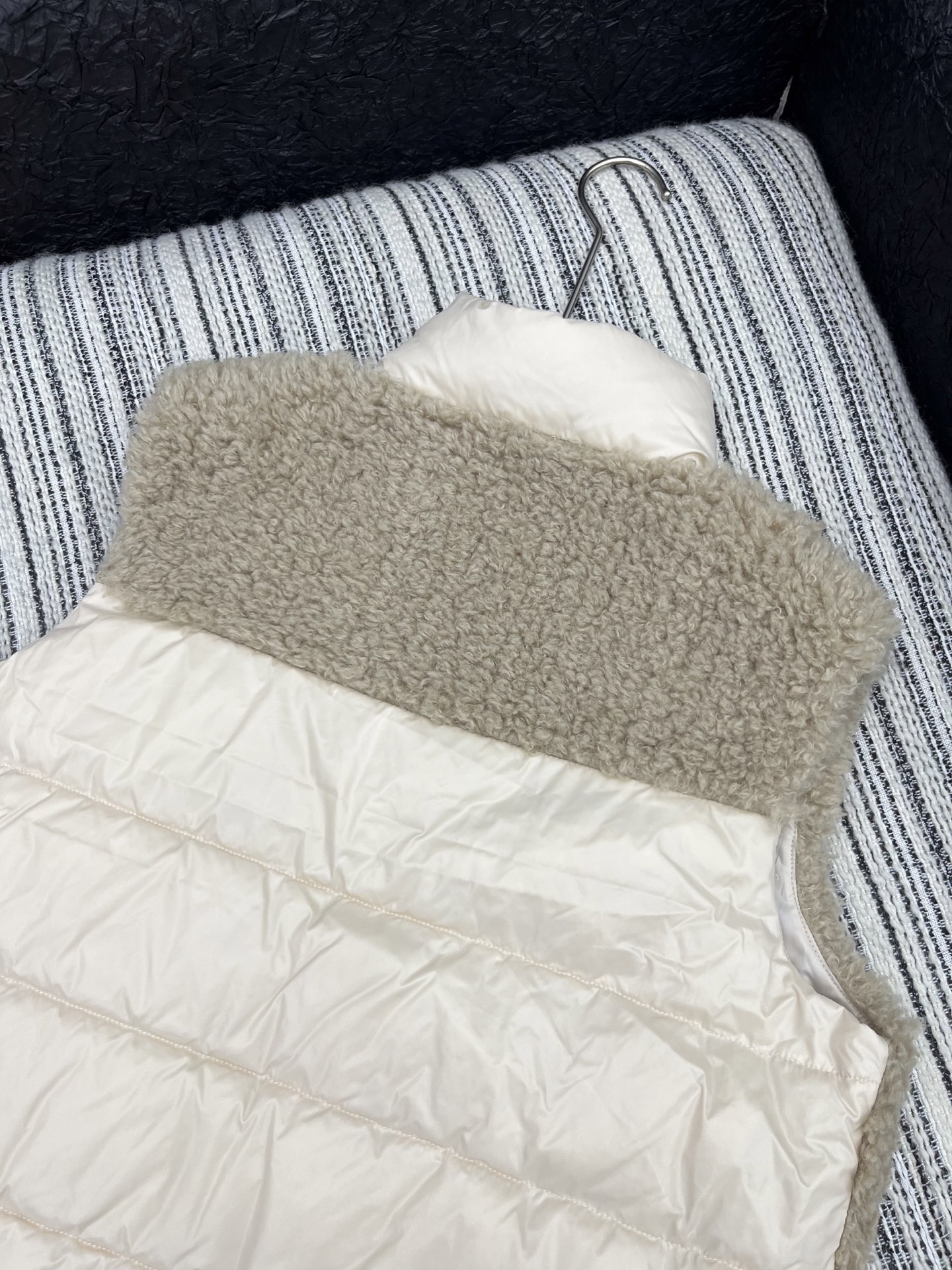 🛒𝐍𝐄𝐖 · 𝟐𝟎𝟐5/爆款现货

【原版定制】Mon*｜25秋冬泰迪毛毛拼接羽绒马甲外套
代购爆款本季
