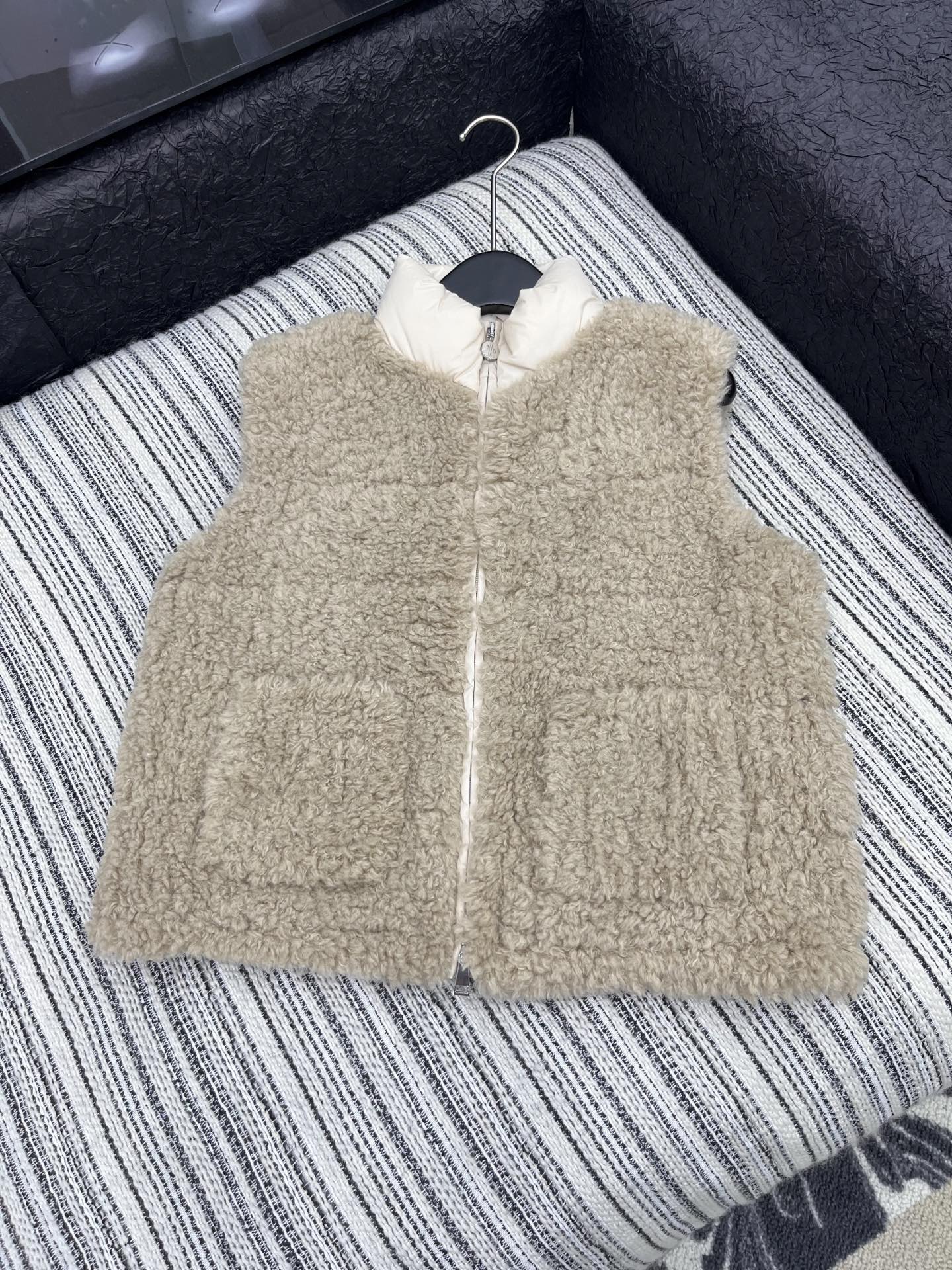 🛒𝐍𝐄𝐖 · 𝟐𝟎𝟐5/爆款现货

【原版定制】Mon*｜25秋冬泰迪毛毛拼接羽绒马甲外套
代购爆款本季