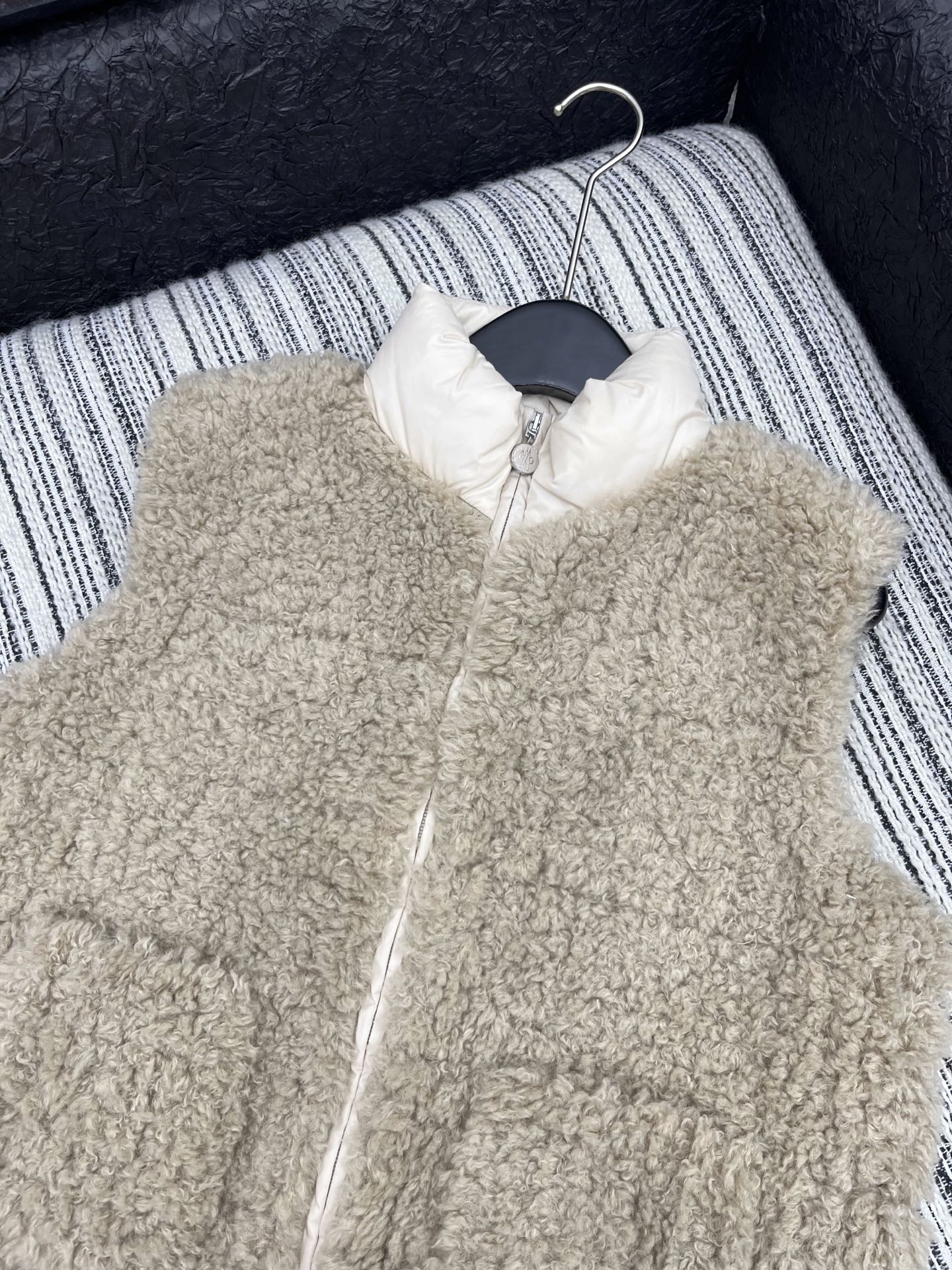🛒𝐍𝐄𝐖 · 𝟐𝟎𝟐5/爆款现货

【原版定制】Mon*｜25秋冬泰迪毛毛拼接羽绒马甲外套
代购爆款本季