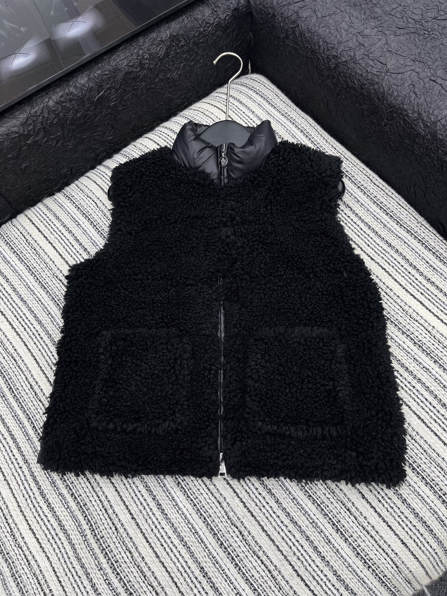 🛒𝐍𝐄𝐖 · 𝟐𝟎𝟐5/爆款现货

【原版定制】Mon*｜25秋冬泰迪毛毛拼接羽绒马甲外套
代购爆款本季