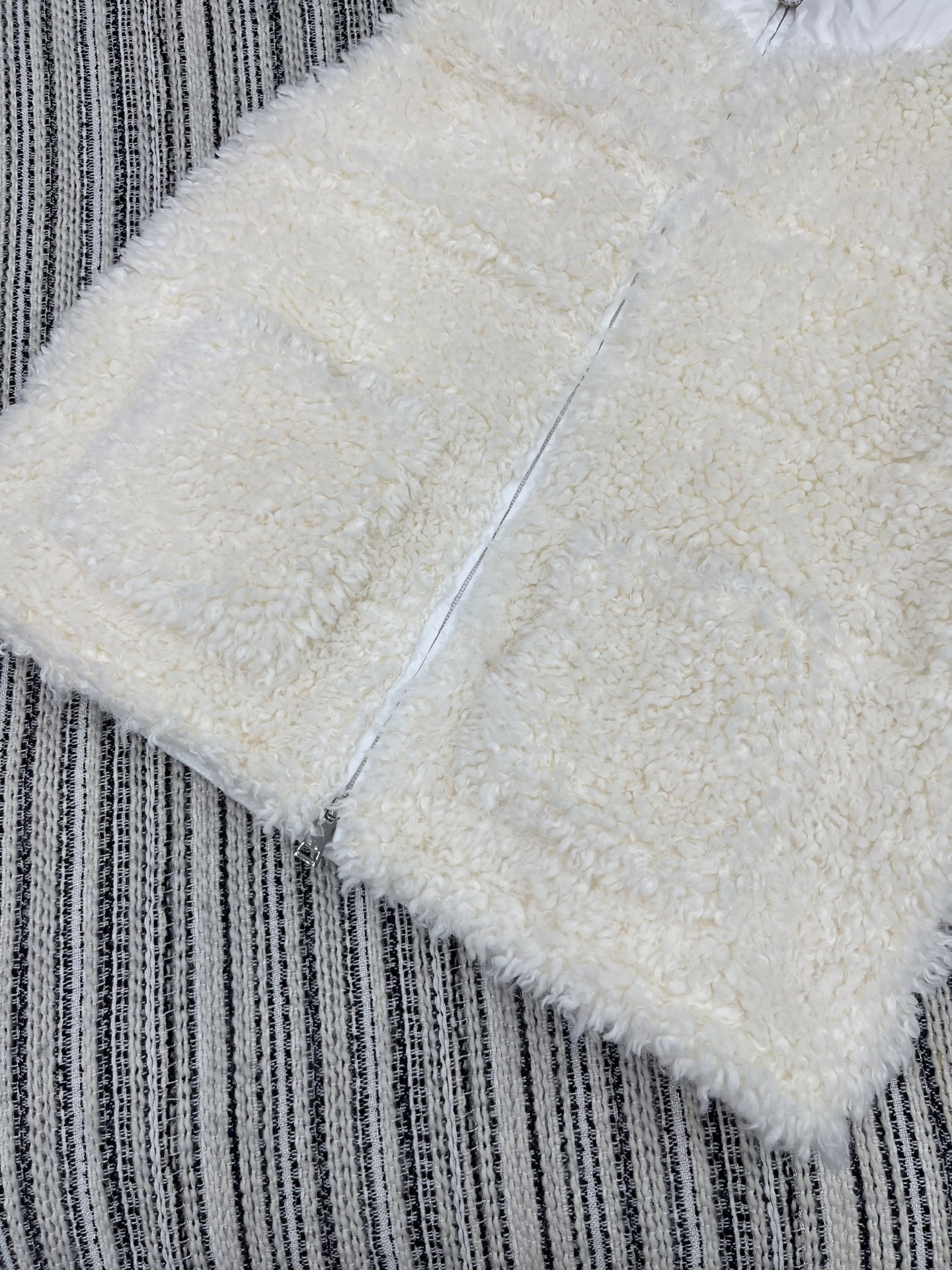 🛒𝐍𝐄𝐖 · 𝟐𝟎𝟐5/爆款现货

【原版定制】Mon*｜25秋冬泰迪毛毛拼接羽绒马甲外套
代购爆款本季