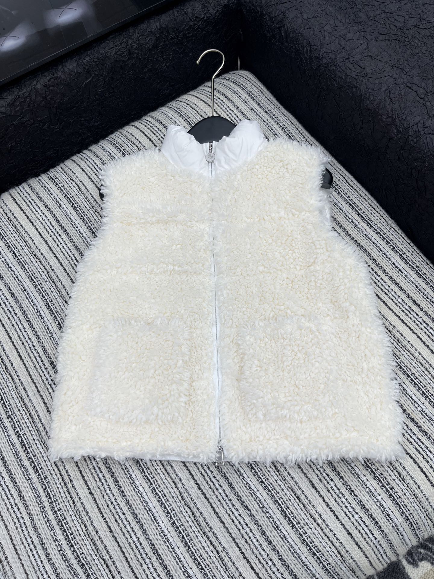 🛒𝐍𝐄𝐖 · 𝟐𝟎𝟐5/爆款现货

【原版定制】Mon*｜25秋冬泰迪毛毛拼接羽绒马甲外套
代购爆款本季