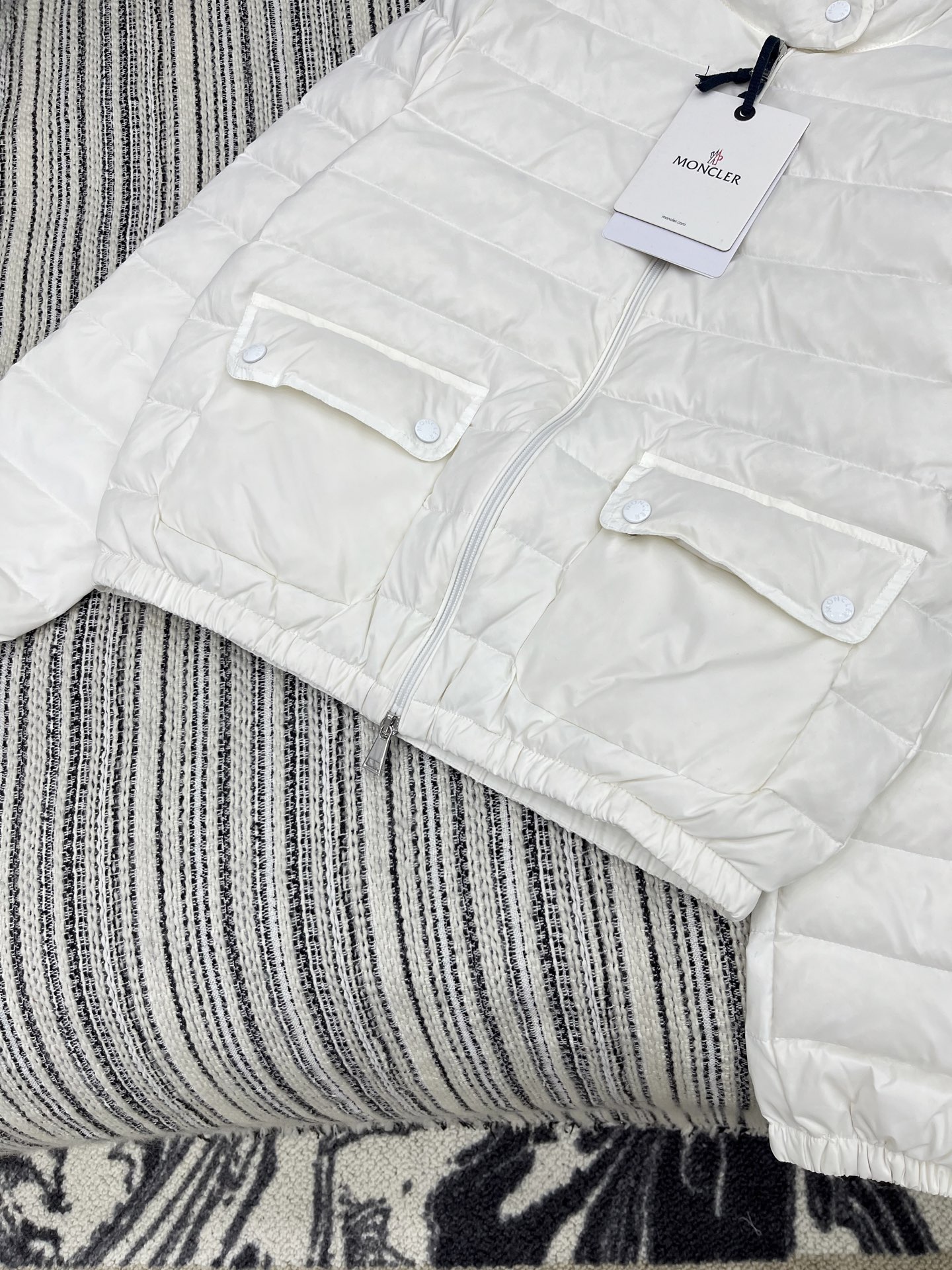 🛒𝐍𝐄𝐖 · 𝟐𝟎𝟐5/爆款现货

原单品质  Mon*｜25秋冬新品
代购爆款本季最好看的一款羽绒服外