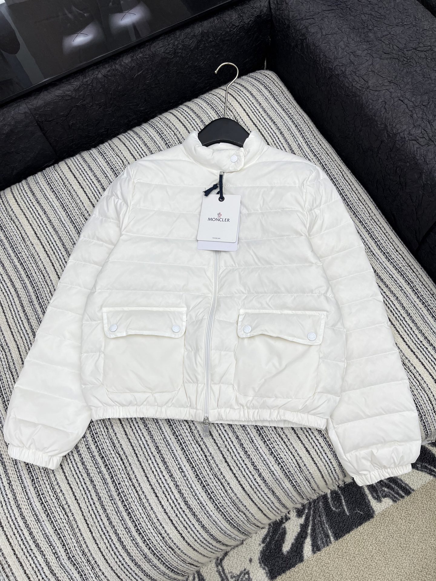 🛒𝐍𝐄𝐖 · 𝟐𝟎𝟐5/爆款现货

原单品质  Mon*｜25秋冬新品
代购爆款本季最好看的一款羽绒服外