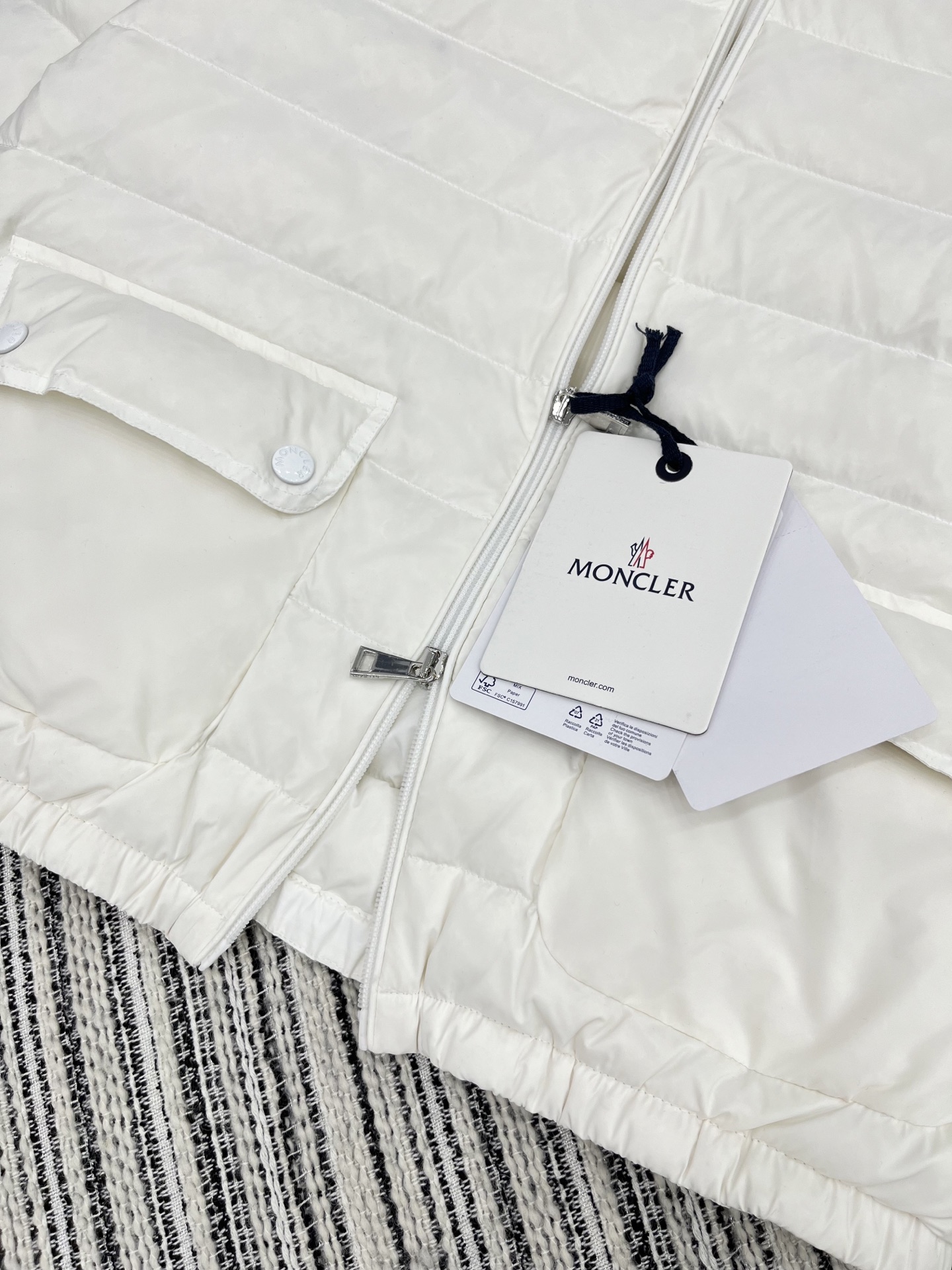 🛒𝐍𝐄𝐖 · 𝟐𝟎𝟐5/爆款现货

原单品质  Mon*｜25秋冬新品
代购爆款本季最好看的一款羽绒服外