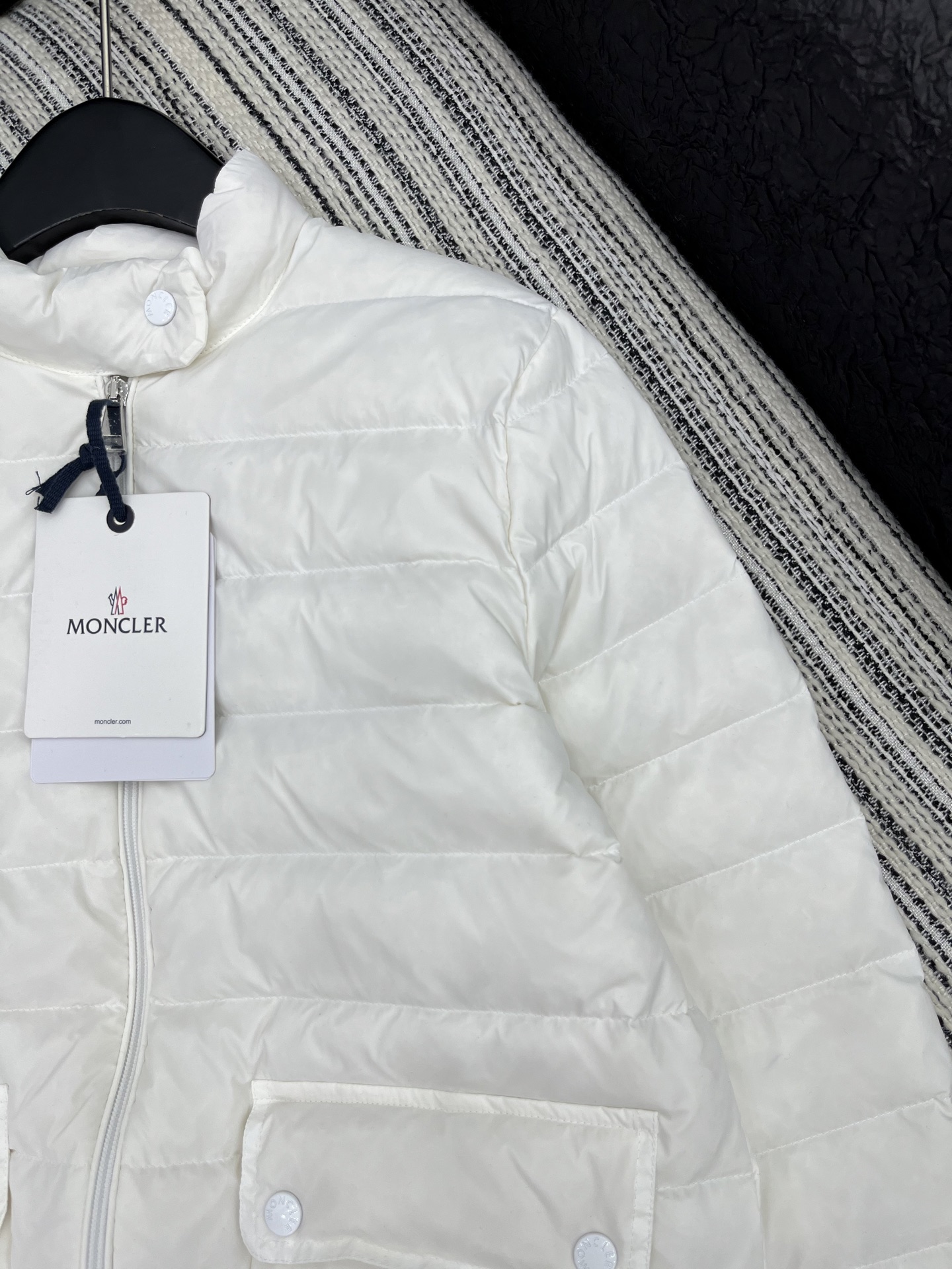 🛒𝐍𝐄𝐖 · 𝟐𝟎𝟐5/爆款现货

原单品质  Mon*｜25秋冬新品
代购爆款本季最好看的一款羽绒服外