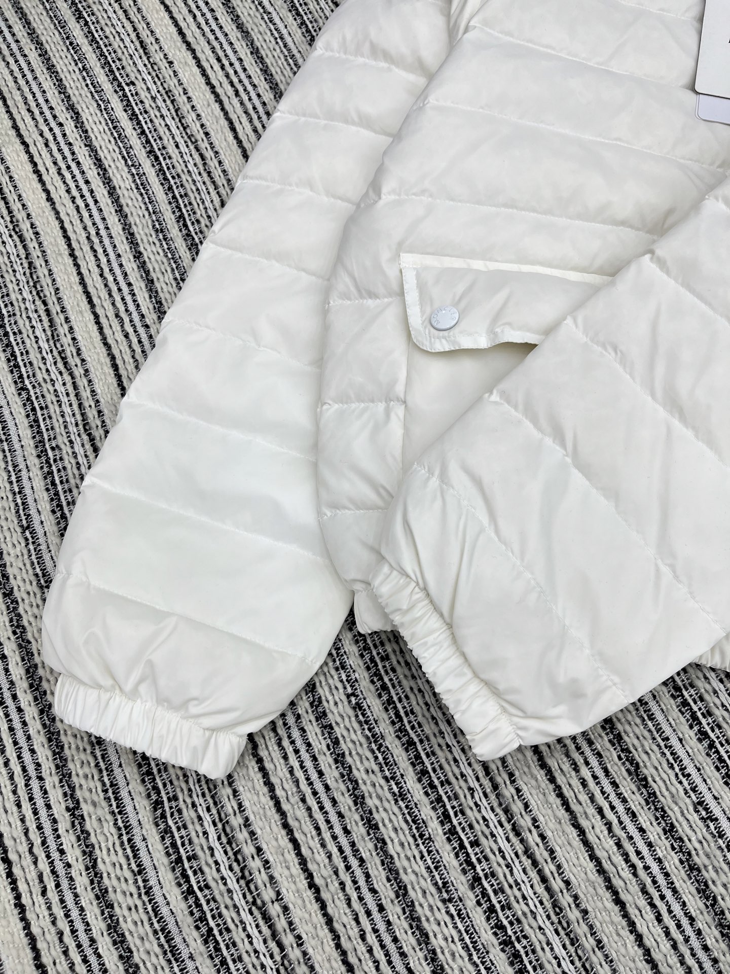 🛒𝐍𝐄𝐖 · 𝟐𝟎𝟐5/爆款现货

原单品质  Mon*｜25秋冬新品
代购爆款本季最好看的一款羽绒服外