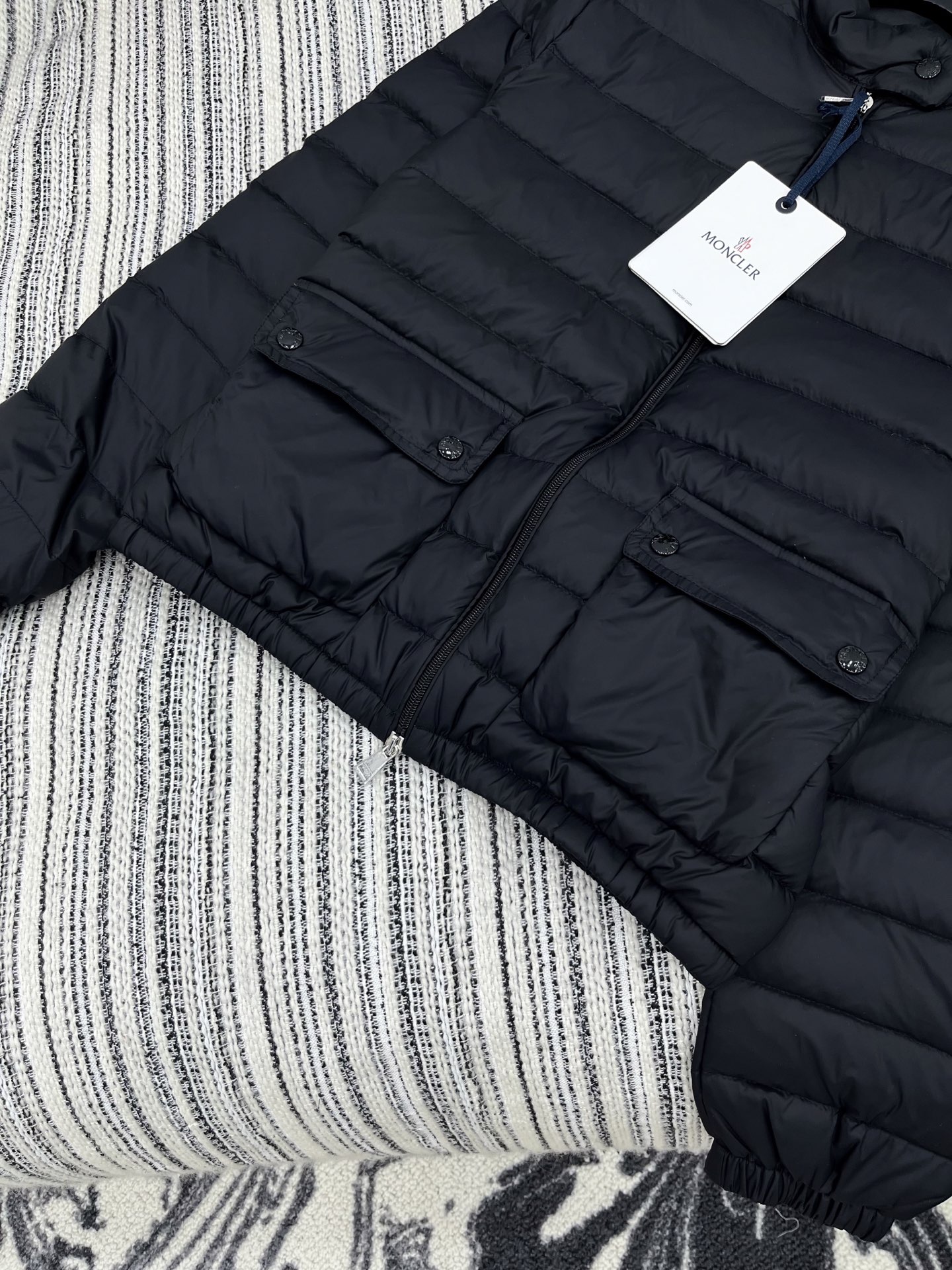🛒𝐍𝐄𝐖 · 𝟐𝟎𝟐5/爆款现货

原单品质  Mon*｜25秋冬新品
代购爆款本季最好看的一款羽绒服外