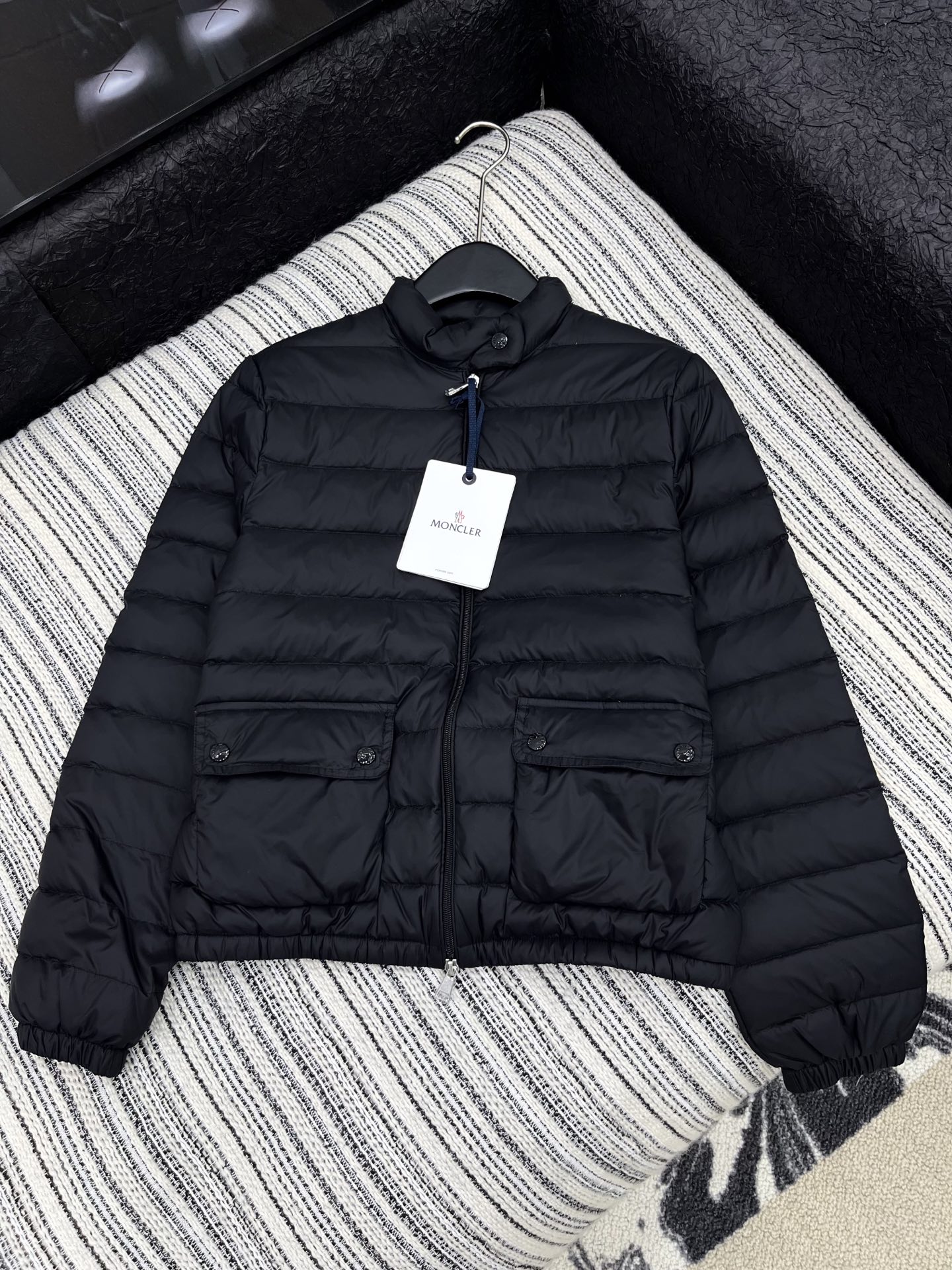 🛒𝐍𝐄𝐖 · 𝟐𝟎𝟐5/爆款现货

原单品质  Mon*｜25秋冬新品
代购爆款本季最好看的一款羽绒服外