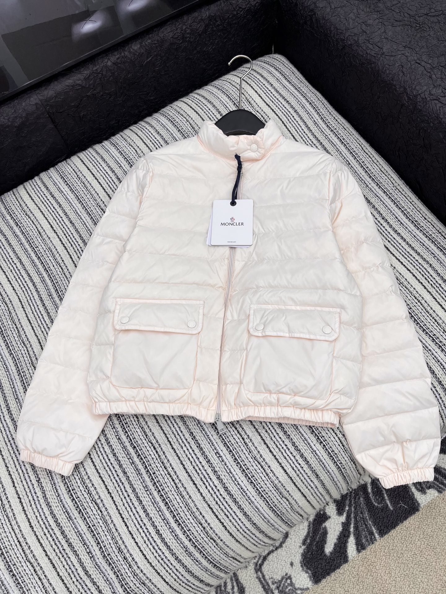 🛒𝐍𝐄𝐖 · 𝟐𝟎𝟐5/爆款现货

原单品质  Mon*｜25秋冬新品
代购爆款本季最好看的一款羽绒服外