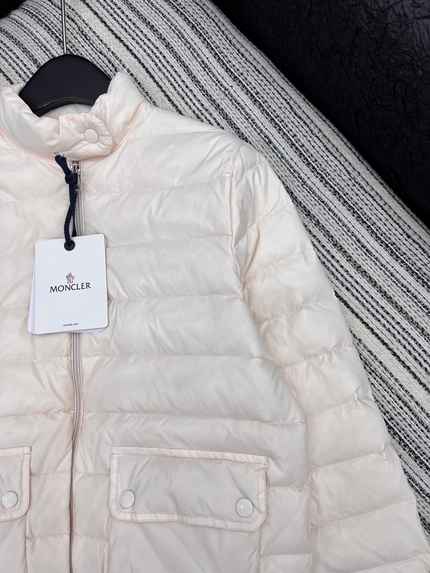 🛒𝐍𝐄𝐖 · 𝟐𝟎𝟐5/爆款现货

原单品质  Mon*｜25秋冬新品
代购爆款本季最好看的一款羽绒服外