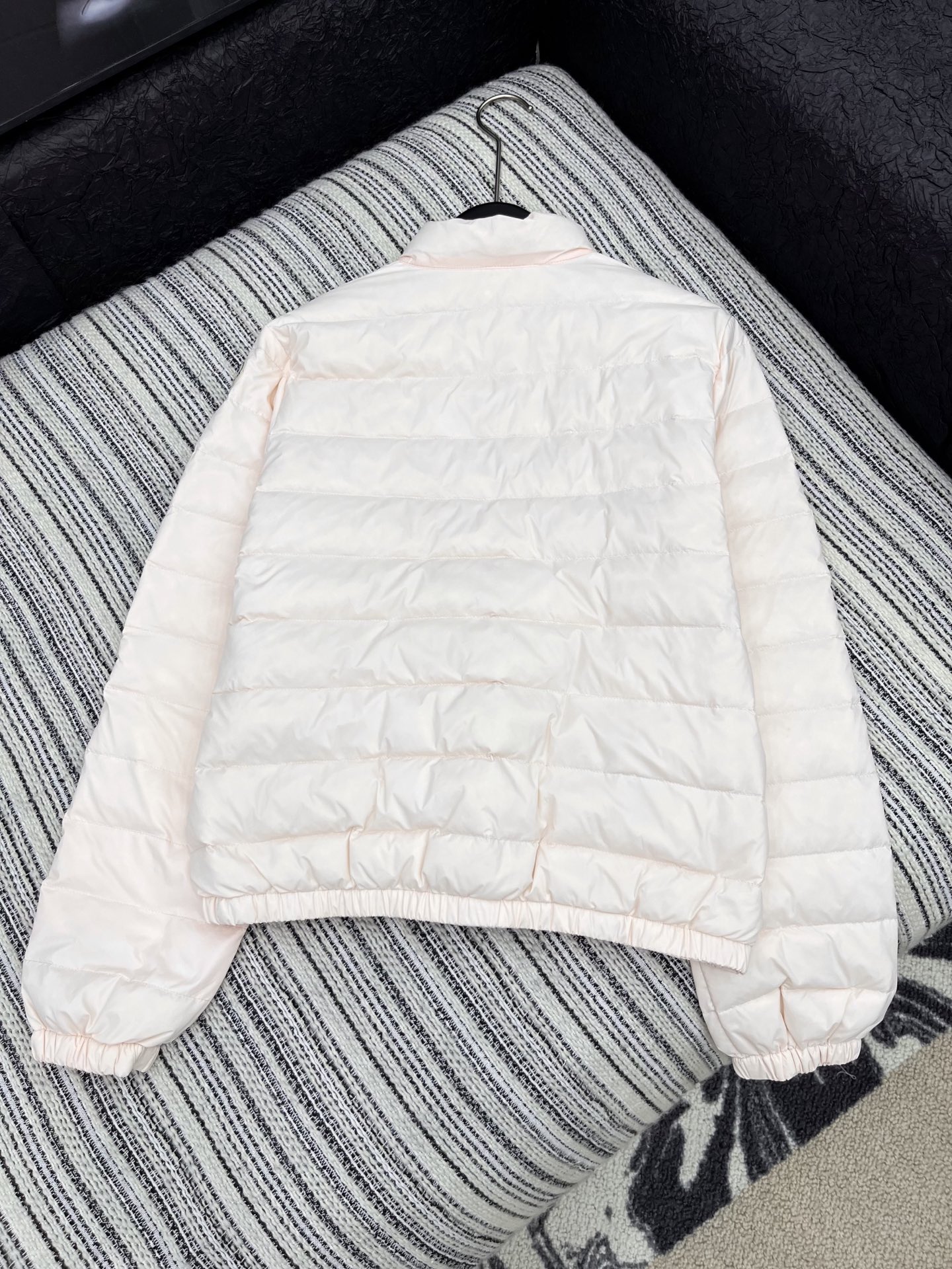 🛒𝐍𝐄𝐖 · 𝟐𝟎𝟐5/爆款现货

原单品质  Mon*｜25秋冬新品
代购爆款本季最好看的一款羽绒服外