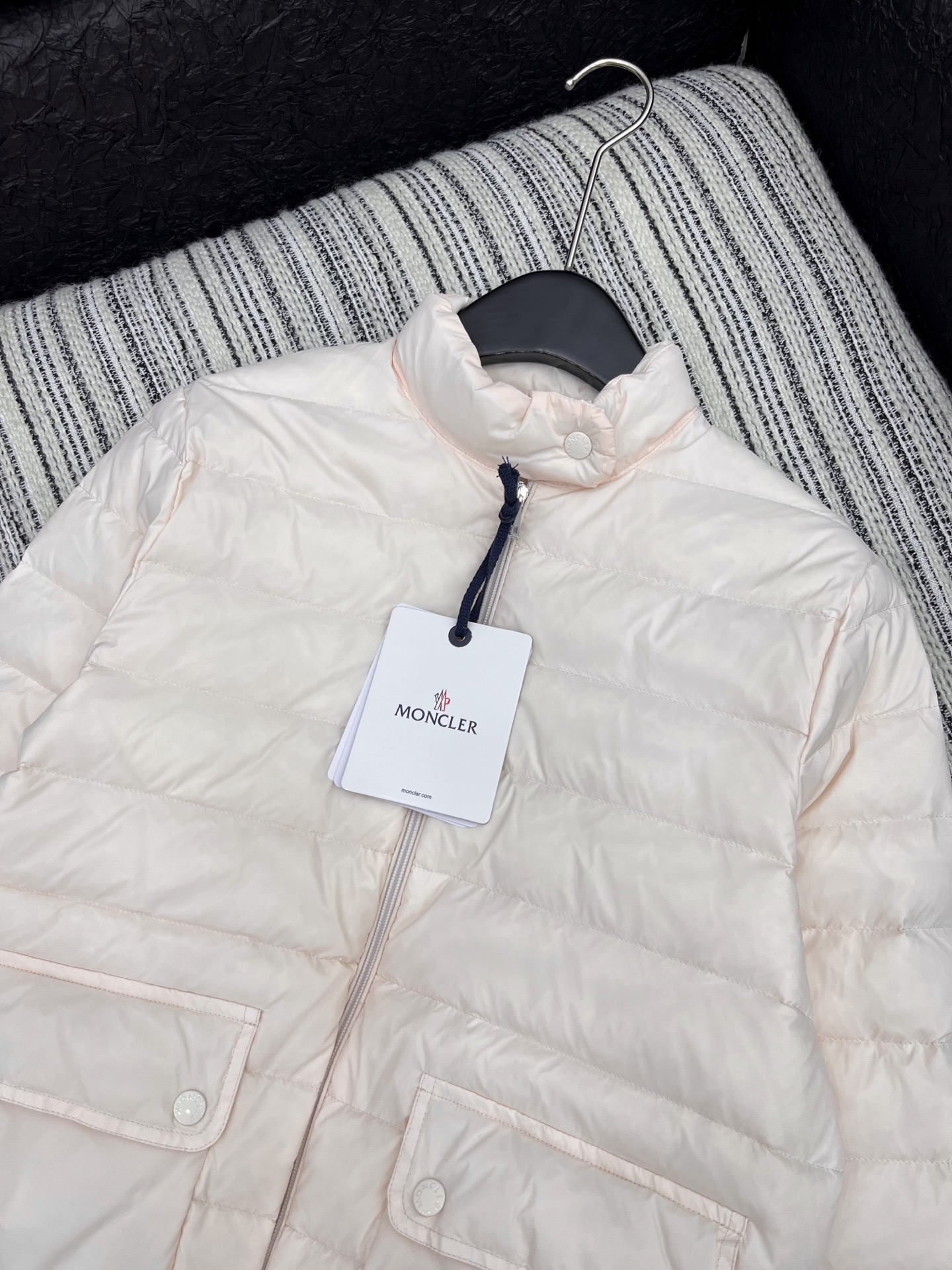 🛒𝐍𝐄𝐖 · 𝟐𝟎𝟐5/爆款现货

原单品质  Mon*｜25秋冬新品
代购爆款本季最好看的一款羽绒服外