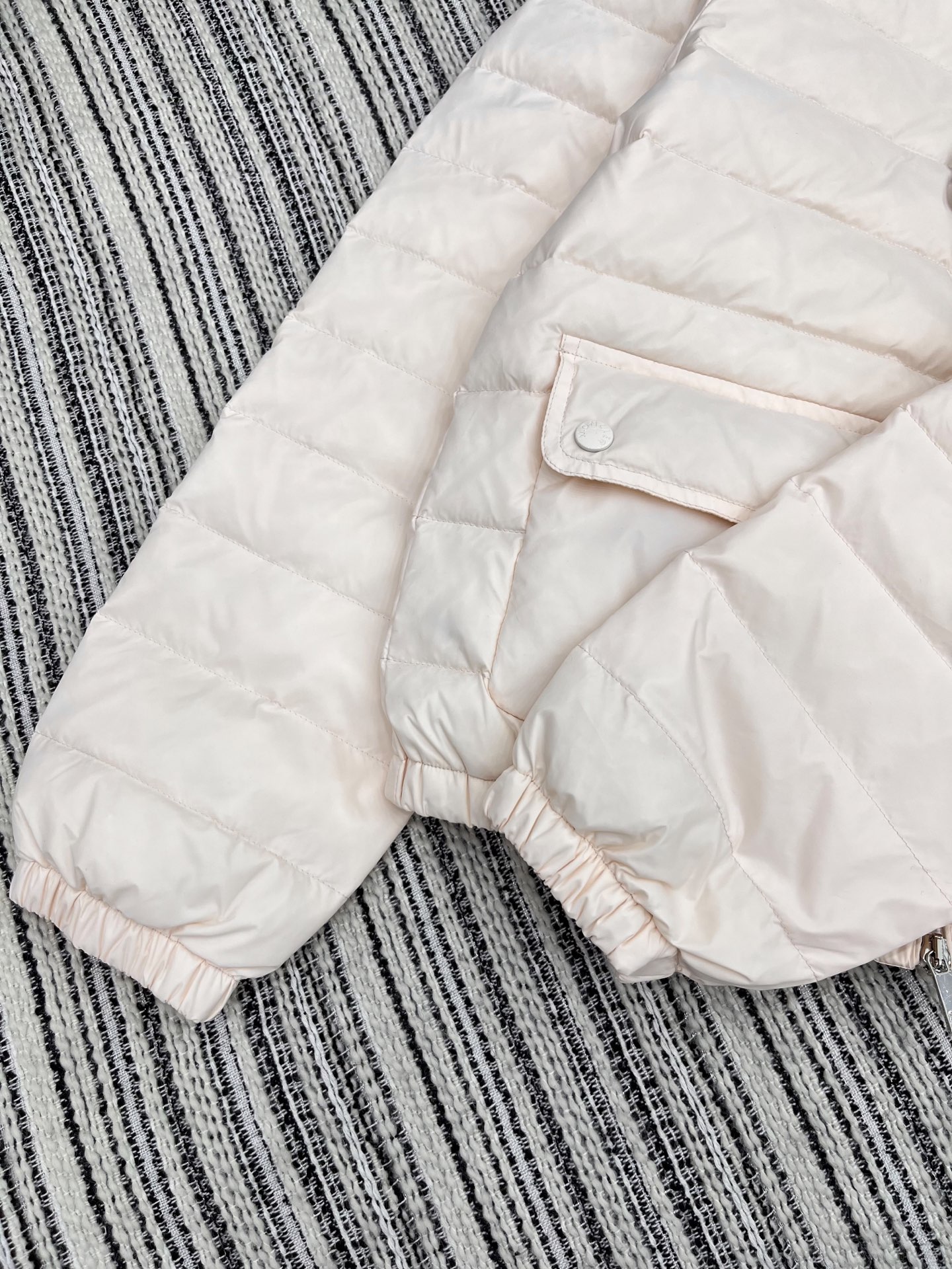 🛒𝐍𝐄𝐖 · 𝟐𝟎𝟐5/爆款现货

原单品质  Mon*｜25秋冬新品
代购爆款本季最好看的一款羽绒服外