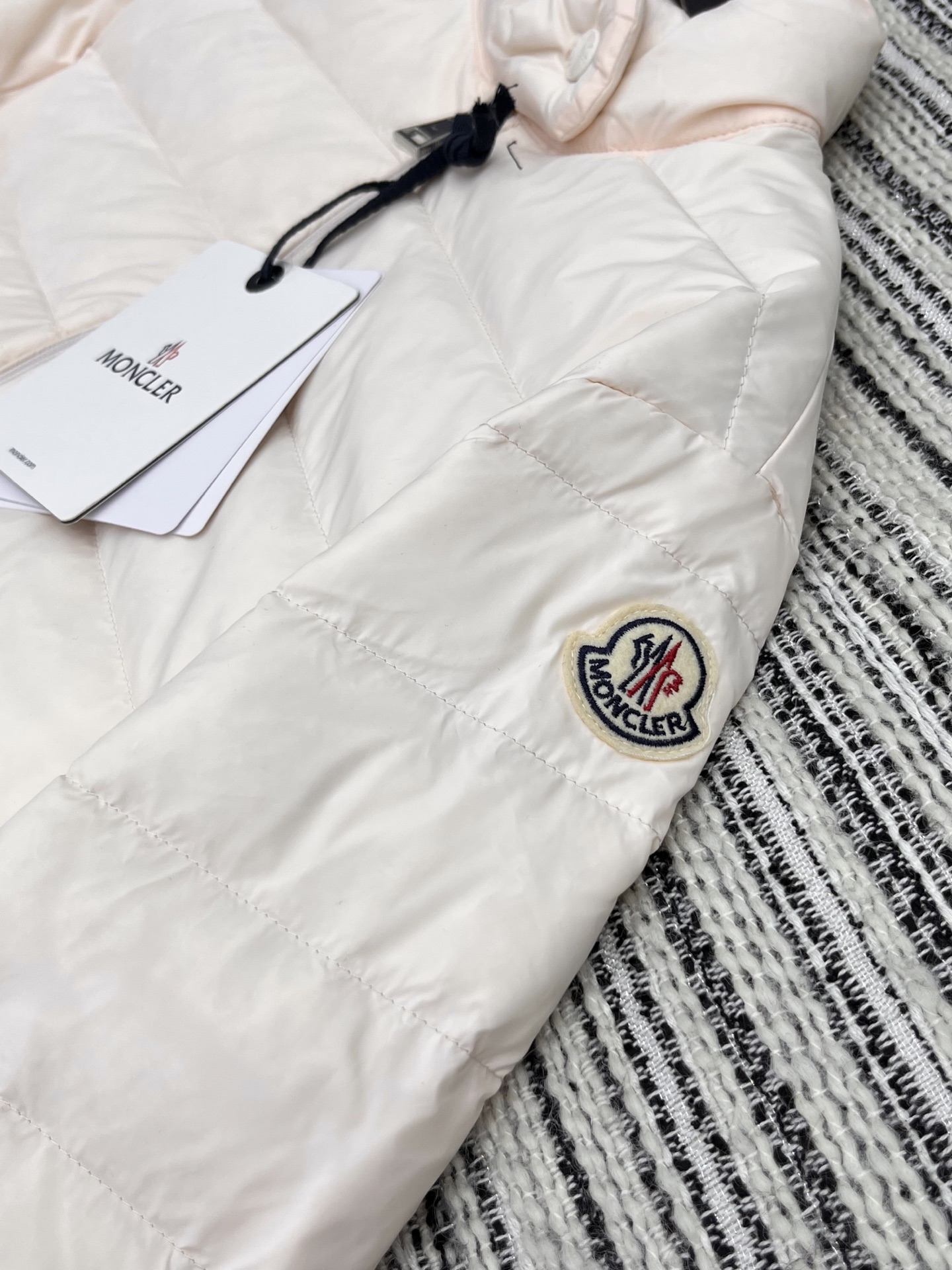 🛒𝐍𝐄𝐖 · 𝟐𝟎𝟐5/爆款现货

原单品质  Mon*｜25秋冬新品
代购爆款本季最好看的一款羽绒服外