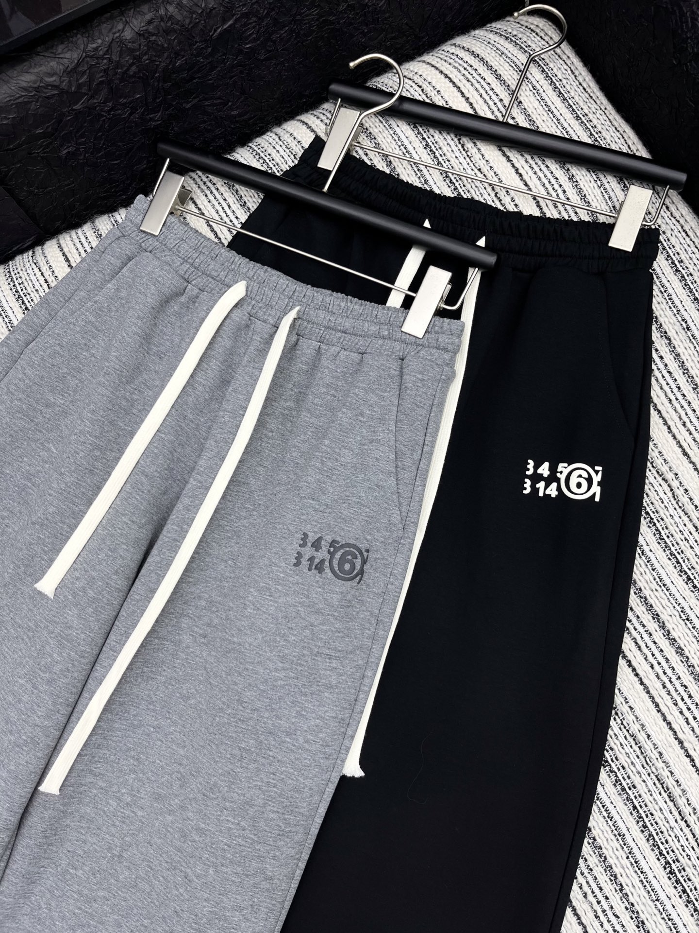 “2025 Women’s Suit Package: MM6 3D Tape Sports Leisure Pants Review” - 图片 2