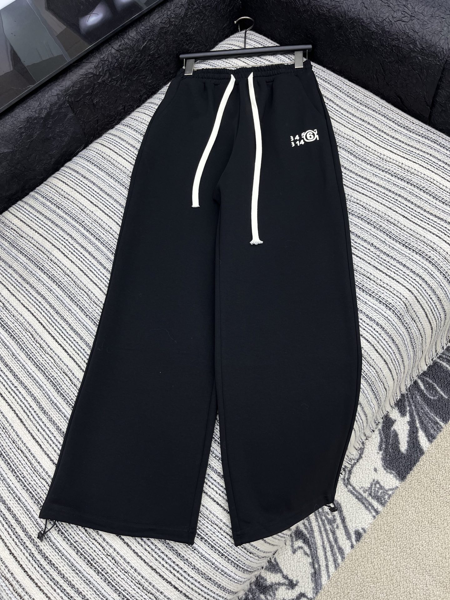 “2025 Women’s Suit Package: MM6 3D Tape Sports Leisure Pants Review” - 图片 5