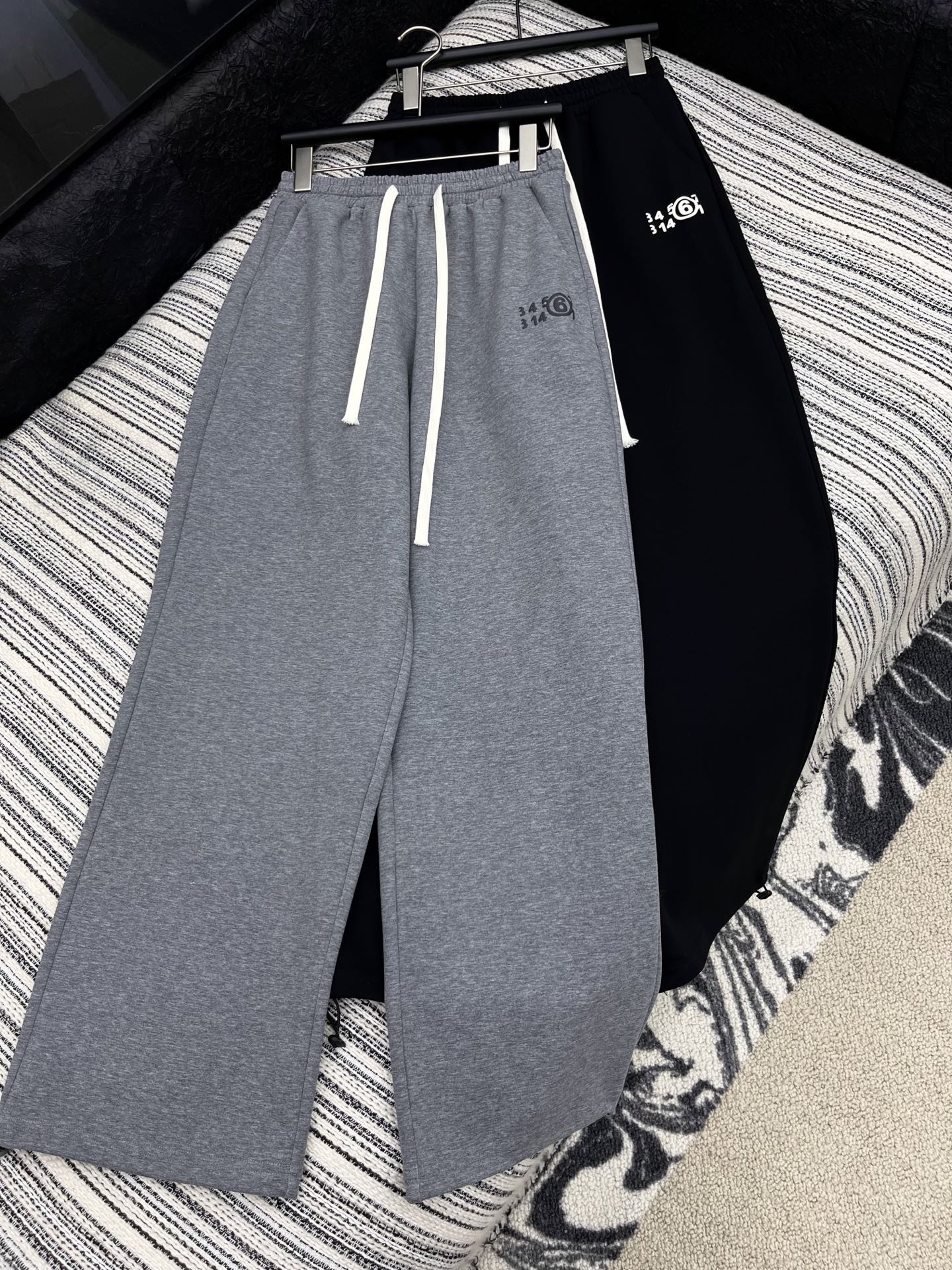 “2025 Women’s Suit Package: MM6 3D Tape Sports Leisure Pants Review” - 图片 1