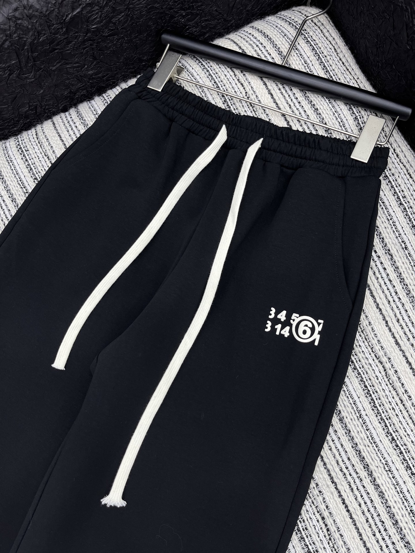 “2025 Women’s Suit Package: MM6 3D Tape Sports Leisure Pants Review” - 图片 7