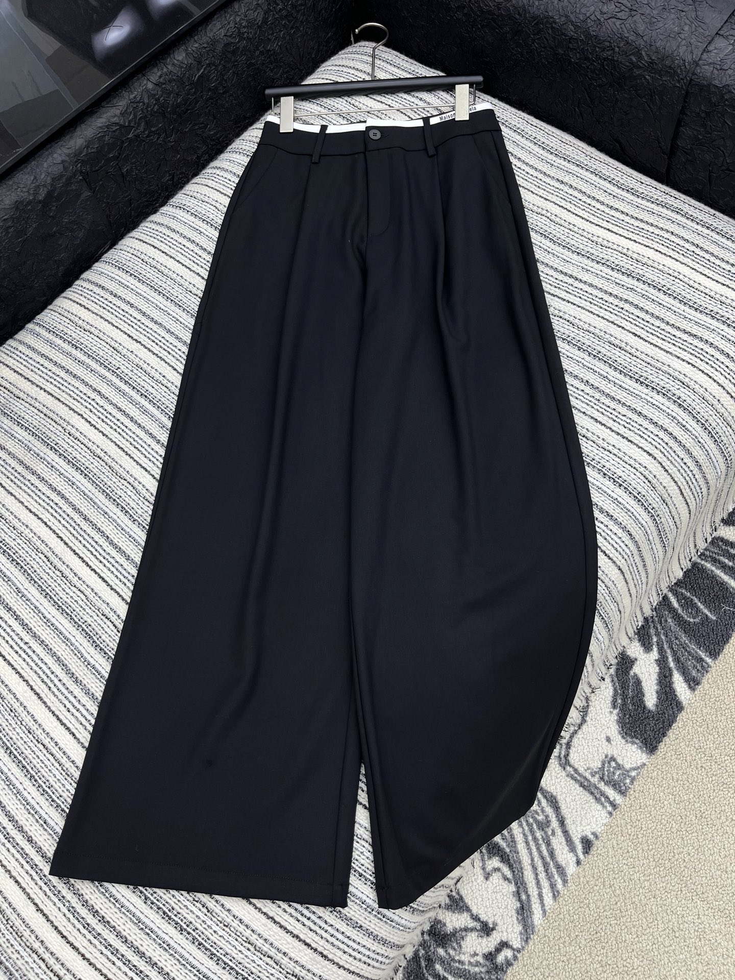 “2025 Female Suit with Dustproof Bags: High-Quality Crafted Design in Black Gray”