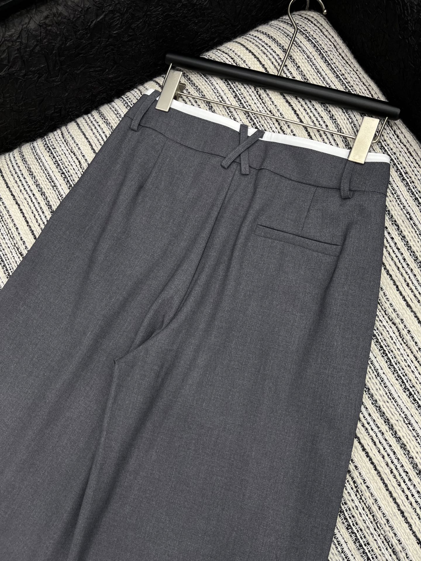 “2025 Fashion: Single-Rate Female Suit with Dustproof Bags in Black Gray – Sizes S M L” - 图片 6