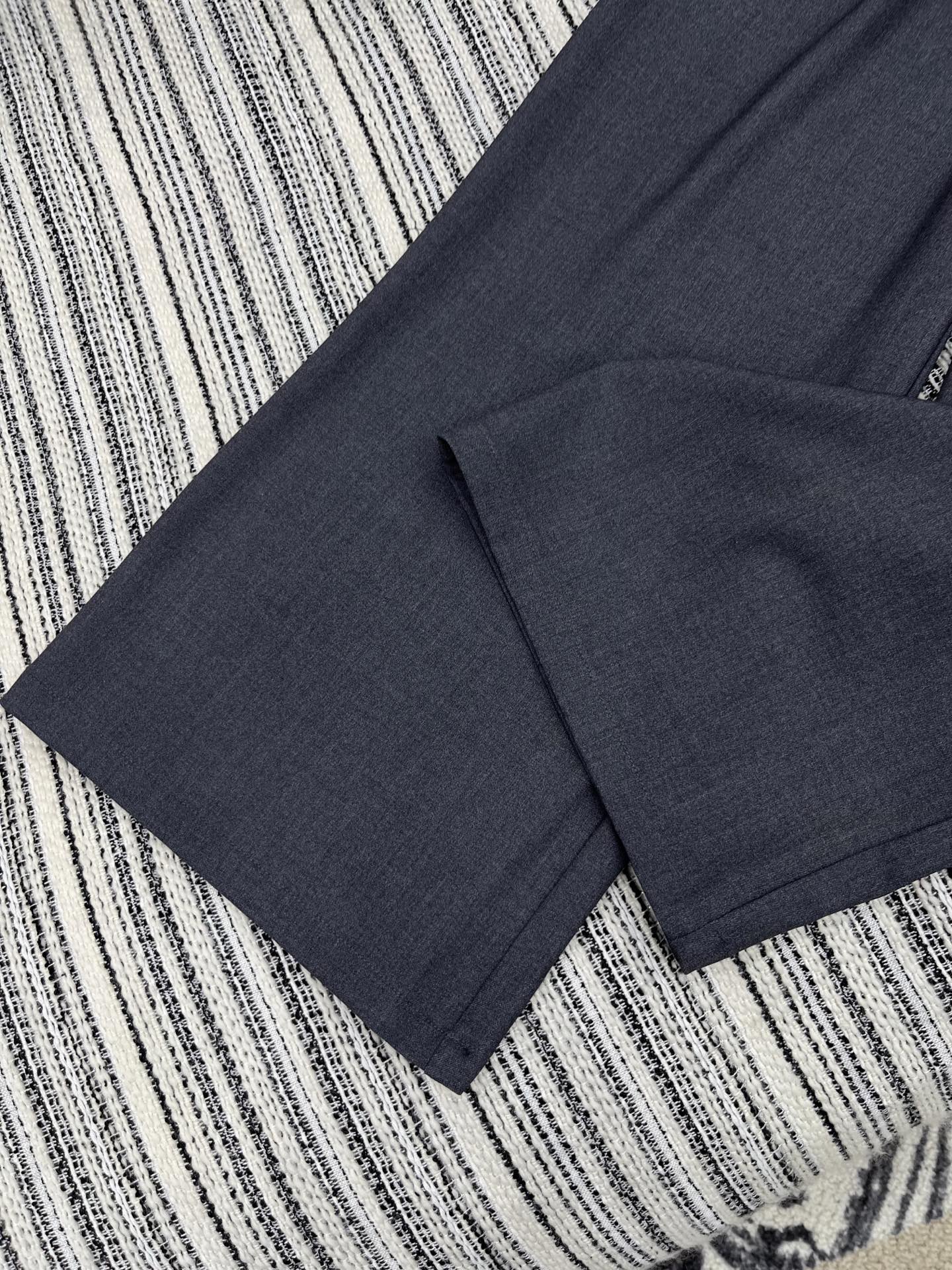 “2025 Fashion: Single-Rate Female Suit with Dustproof Bags in Black Gray – Sizes S M L” - 图片 4