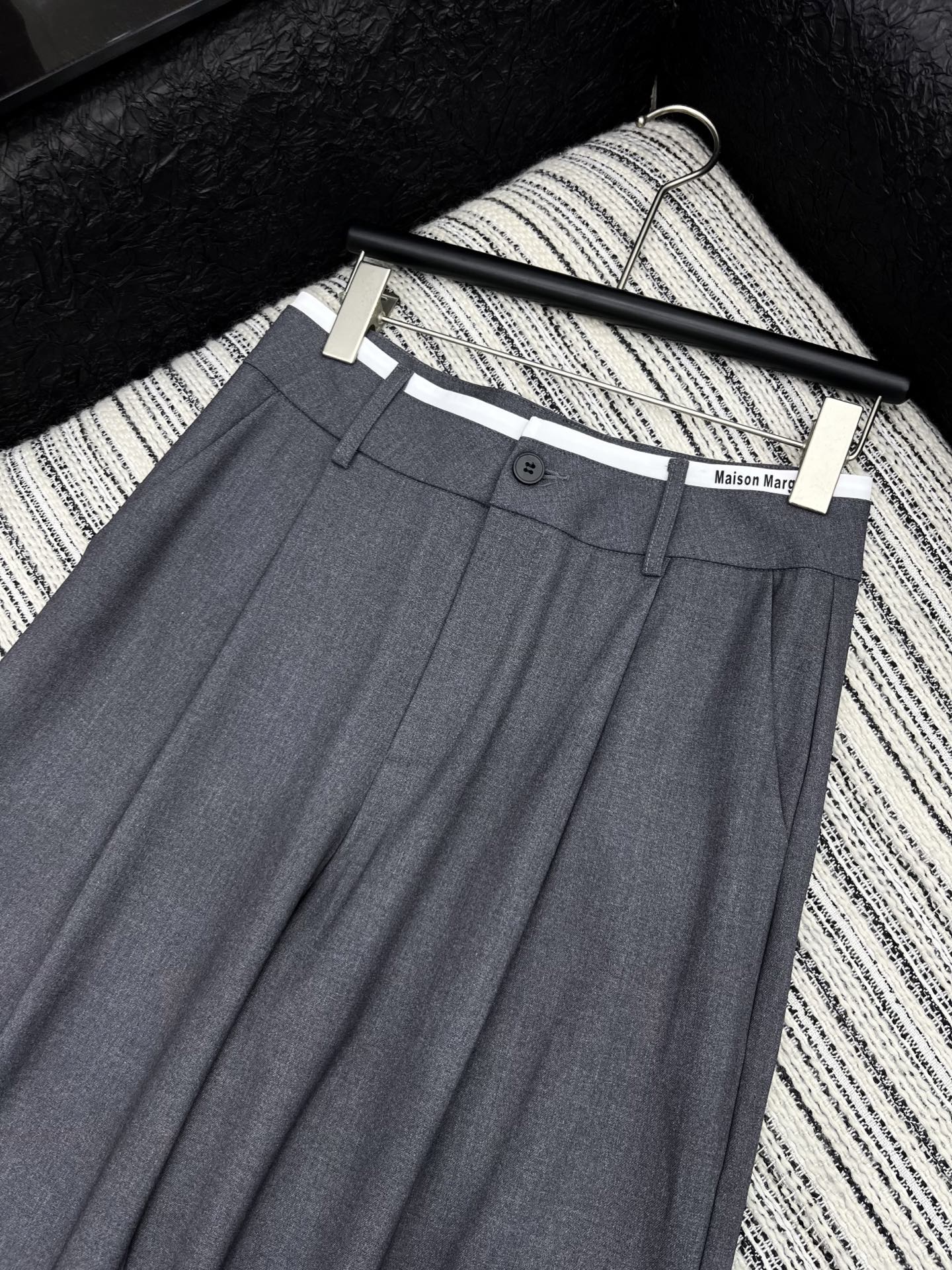 “2025 Fashion: Single-Rate Female Suit with Dustproof Bags in Black Gray – Sizes S M L” - 图片 2